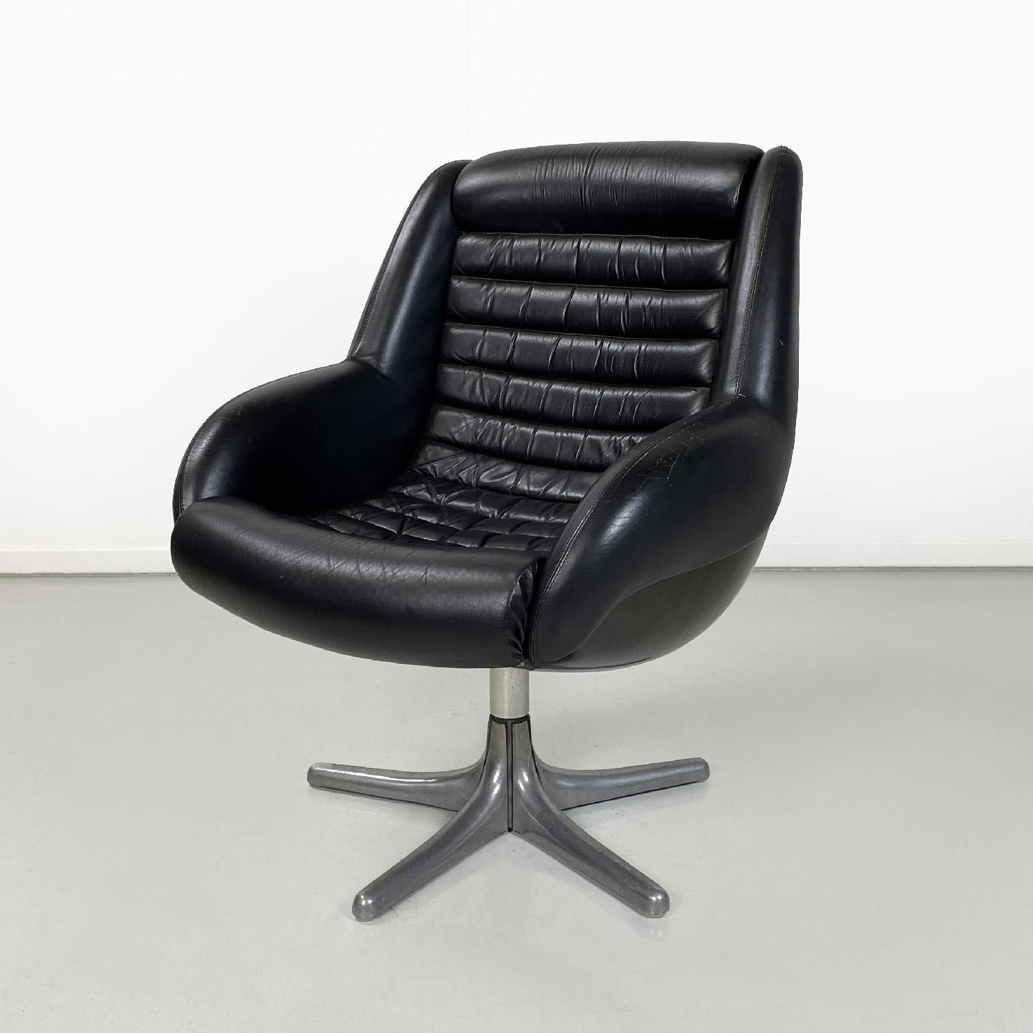 Italian mid-century modern black leather armchair Cesare Casati for Arflex 1960s
Swivel armchair in black leather. The seat and backrest are composed of a single curved and welcoming structure with horizontal stitching. The armrests and headrest are