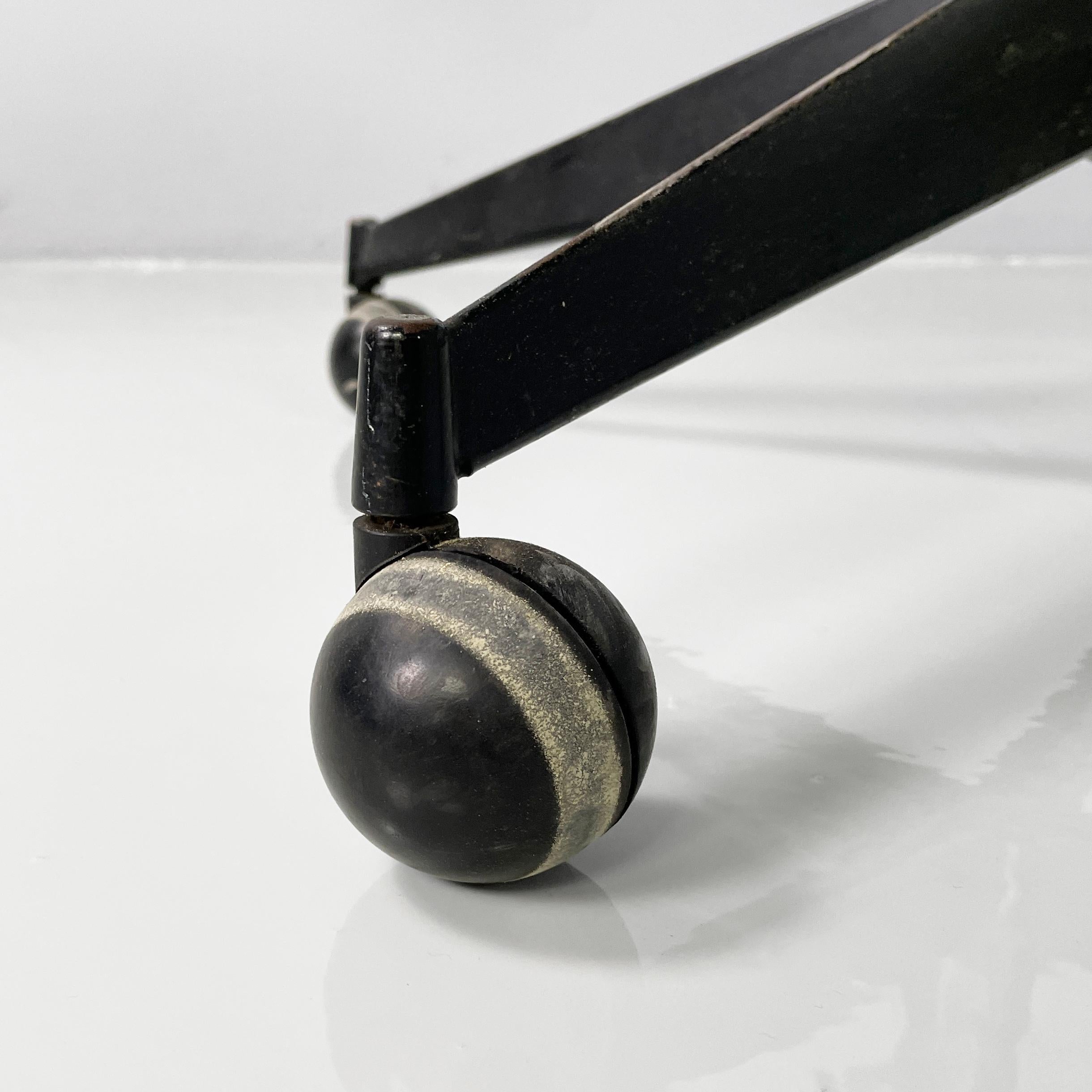 Cuir noir italien moderne du milieu du siècle  chaise de bureau en métal d'Olivetti, années 1960 en vente 9