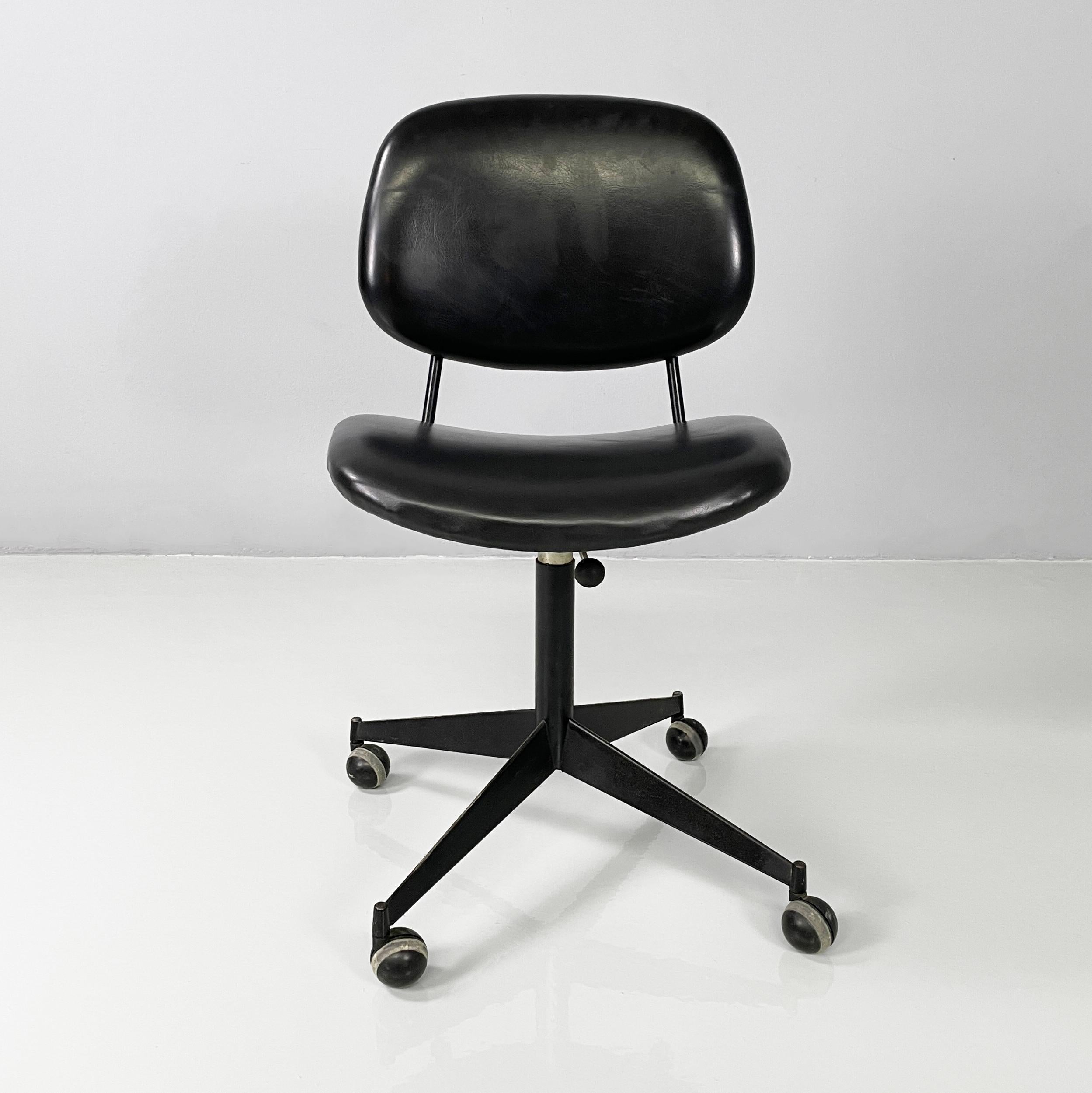 Chaise de bureau italienne en cuir noir et métal de Olivetti, années 1960
Siège de bureau avec assise et dossier arrondis, rembourrés et recouverts de cuir noir. L'assise et le dossier sont reliés par deux tiges en métal noir. La base en métal peint