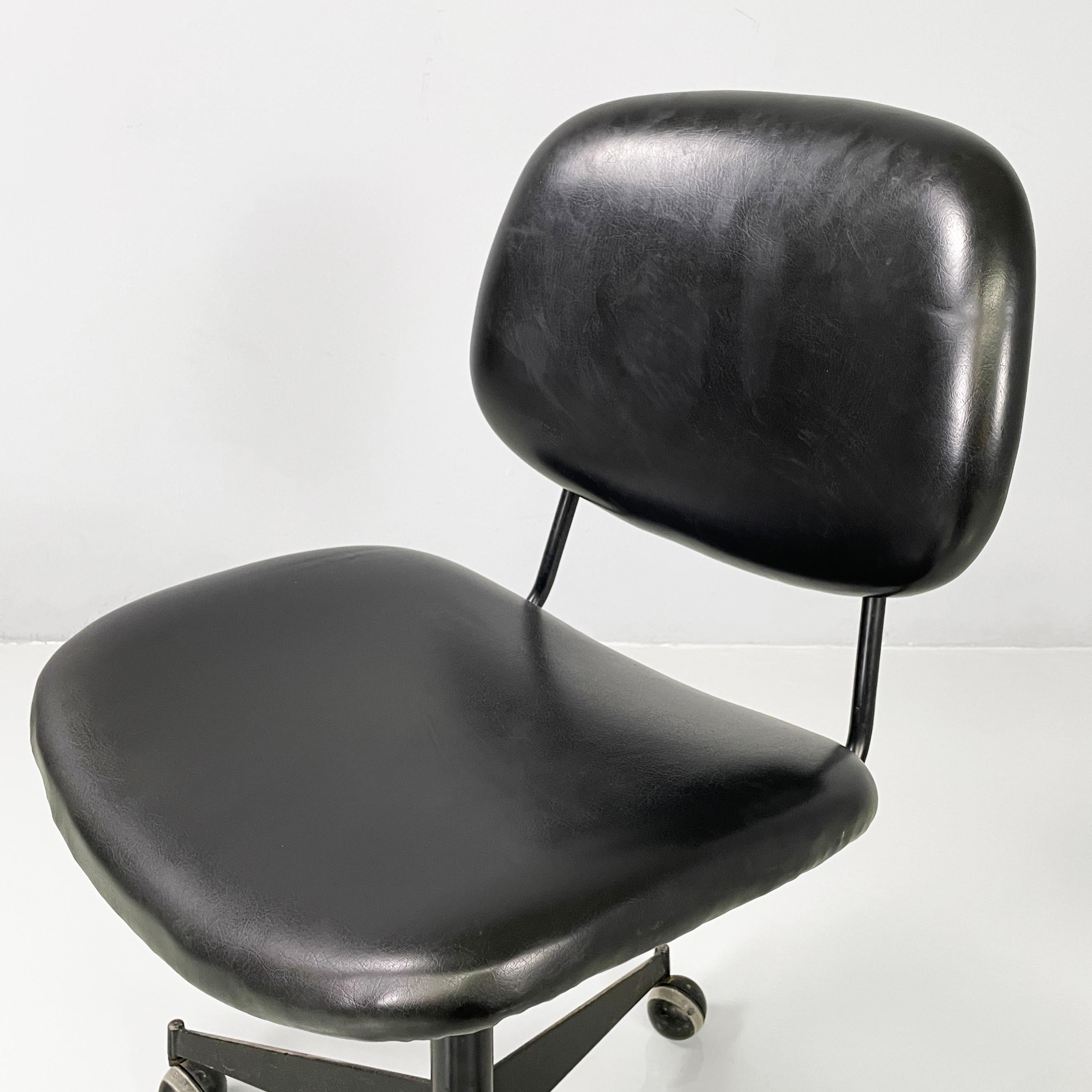 Métal Cuir noir italien moderne du milieu du siècle  chaise de bureau en métal d'Olivetti, années 1960 en vente