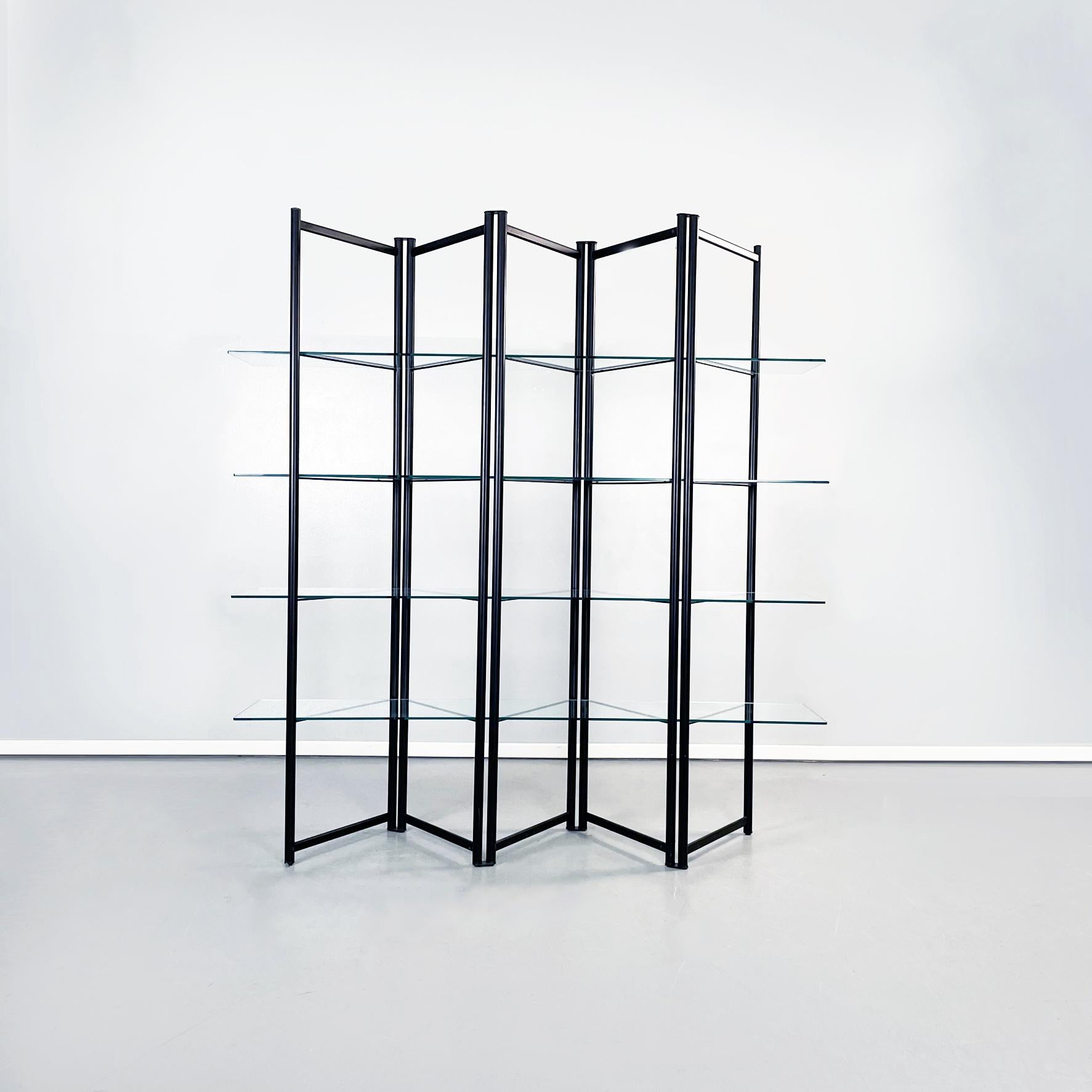 Italian modern black metal and tempered glass bookcase, 1990s
Floor bookcase composed of 4 rectangular shelves in tempered glass. The accordion structure, on which the glass rests, is in black painted metal. The bookcase can be completely