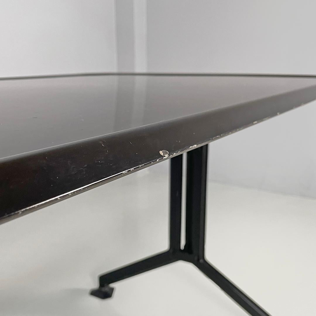 Escritorio italiano moderno de mediados de siglo en metal laminado negro Arco BBPR Olivetti, años 60 Metal en venta