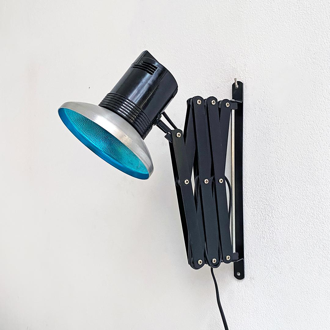 Black pantograph wall lamp with adjustable arm in matt black metal and metal sheet lampshade, silver on the outside and blue on the inside, 1970s.

Excellent condition, plant checked.
Completely restore this lamp can run with bulb led or not and can
