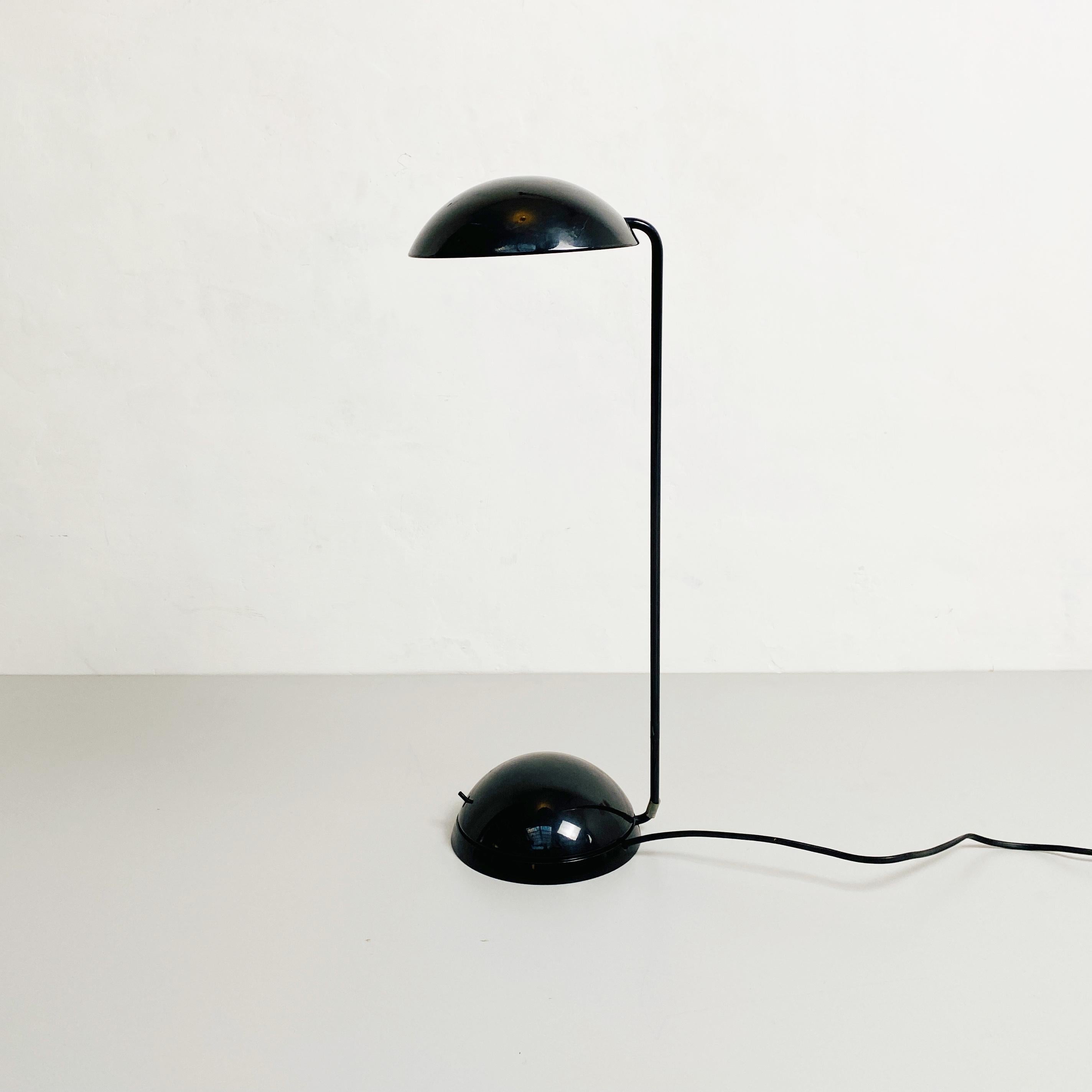 Lampe de table en plastique noir, années 1980
Lampe de table orientable en plastique et métal peint en noir, avec ampoule halogène.

1980s

Bonnes conditions

Mesures en cm 22x38x56 H.