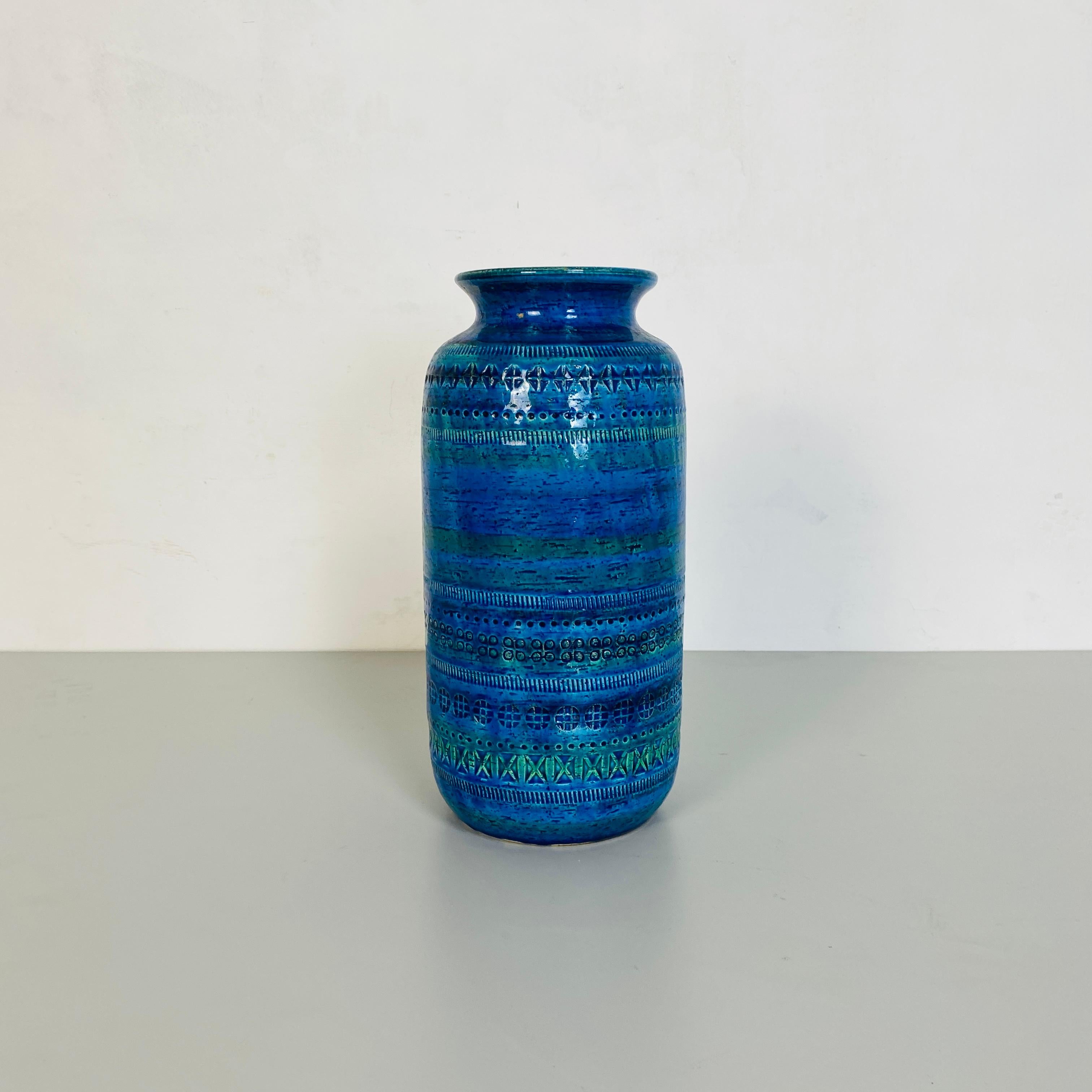 Italian Mid-Century Modern blue decorated vase by Bitossi, 1970s
Ceramic vase with decorations in shades of blue, Bitossi series.

1960s

Good conditions.

Measurements in cm 17 x 30 H.