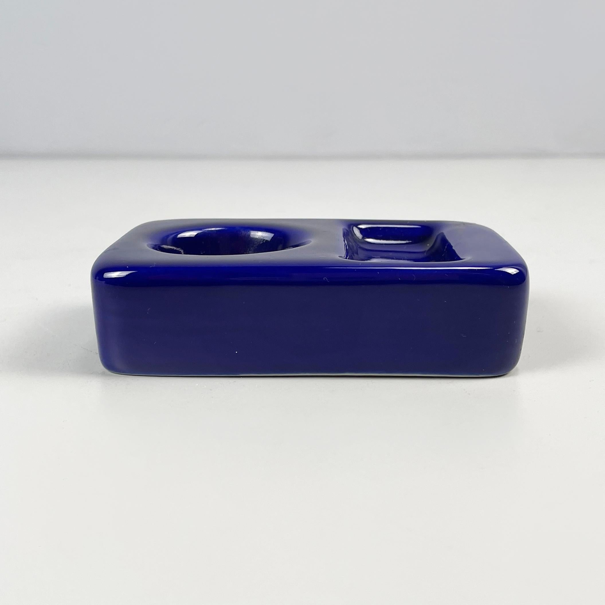 Portauovo blu italiano di metà secolo moderno di Angelo Mangiarotti per Fratelli Brambilla, anni '70
Portauovo da tavolo rettangolare con angoli arrotondati in ceramica blu. Ha due scomparti: uno rotondo per l'uovo e uno rettangolare per il