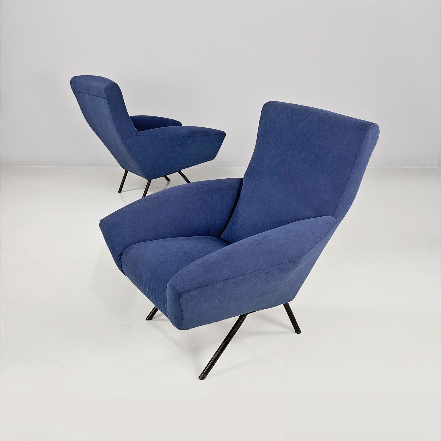 Italian mid-century modern blue fabric and black metal armchairs, 1960s.
Pair of armchairs with tubular structure in black painted metal, with padded seat and backrest covered in blue fabric.
The armrests have an almost trapezoidal shape and tend to