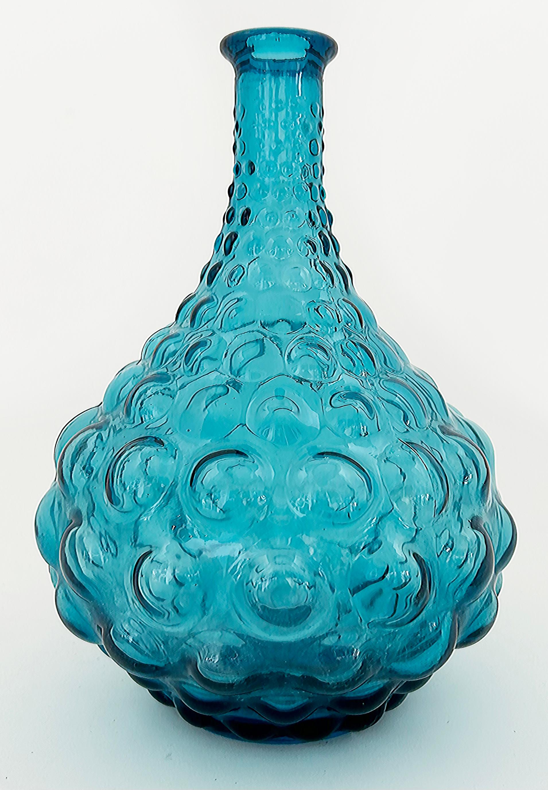 Decantador y tapón de cristal burbujeante Hobnail azul italiano moderno de mediados de siglo

Se ofrece a la venta un decantador de cristal burbuja hobnail moderno de mediados de siglo, fabricado en Italia. Se incluye el tapón original, pero el