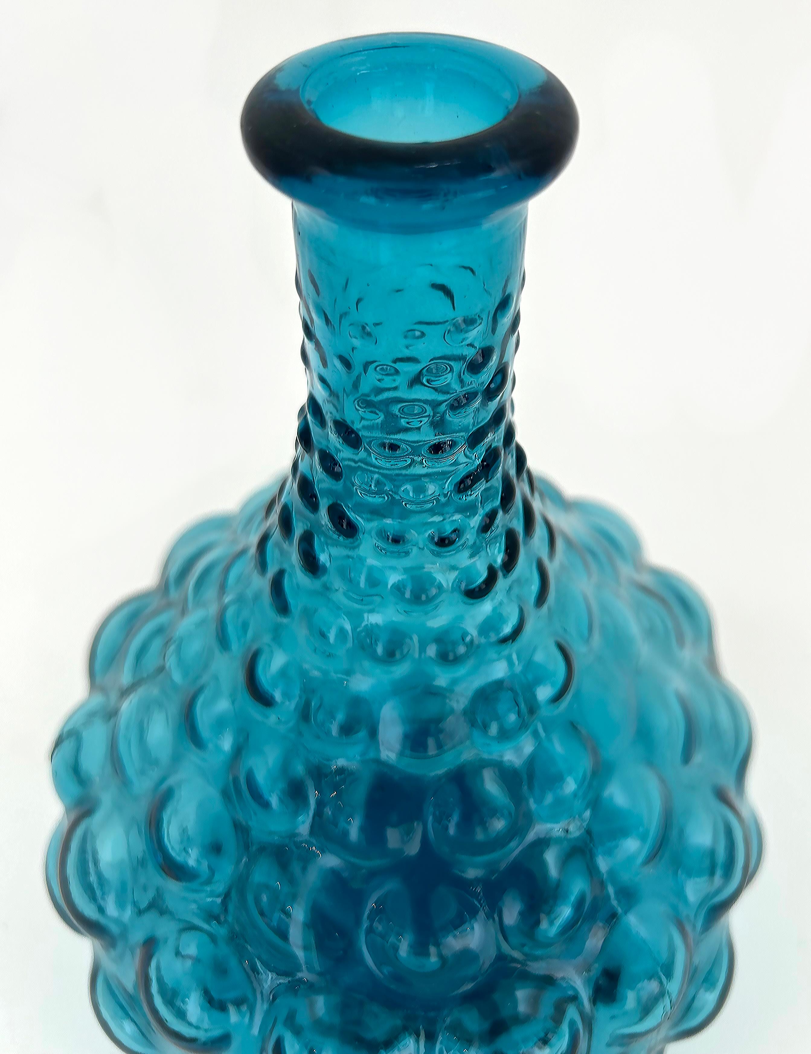 Decantador y tapón de vidrio burbuja Hobnail azul italiano moderno de mediados de siglo Moderno de mediados de siglo en venta