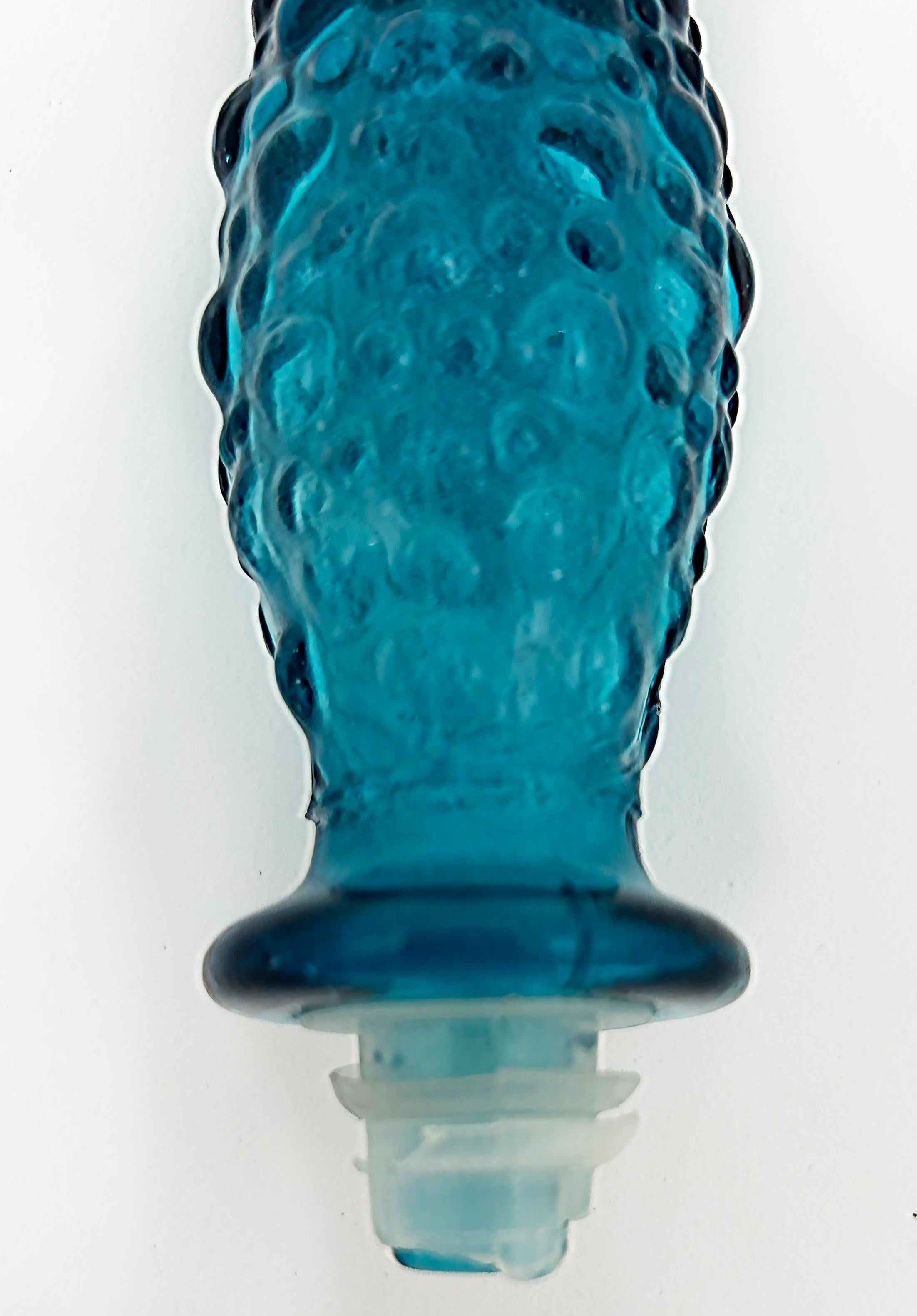 Decantador y tapón de vidrio burbuja Hobnail azul italiano moderno de mediados de siglo Vidrio soplado en venta