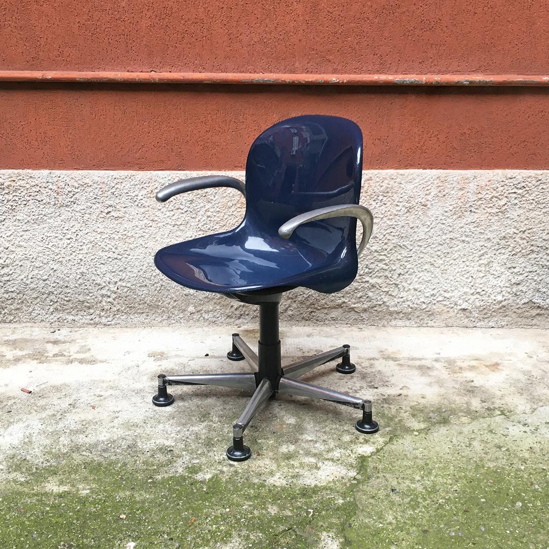 Blue plastic swivel chair with armrests and structure in metal, 1970s
Good condition, slight defect on one of the armrests.

Measurements: 58 x 53 x 83 H cm.