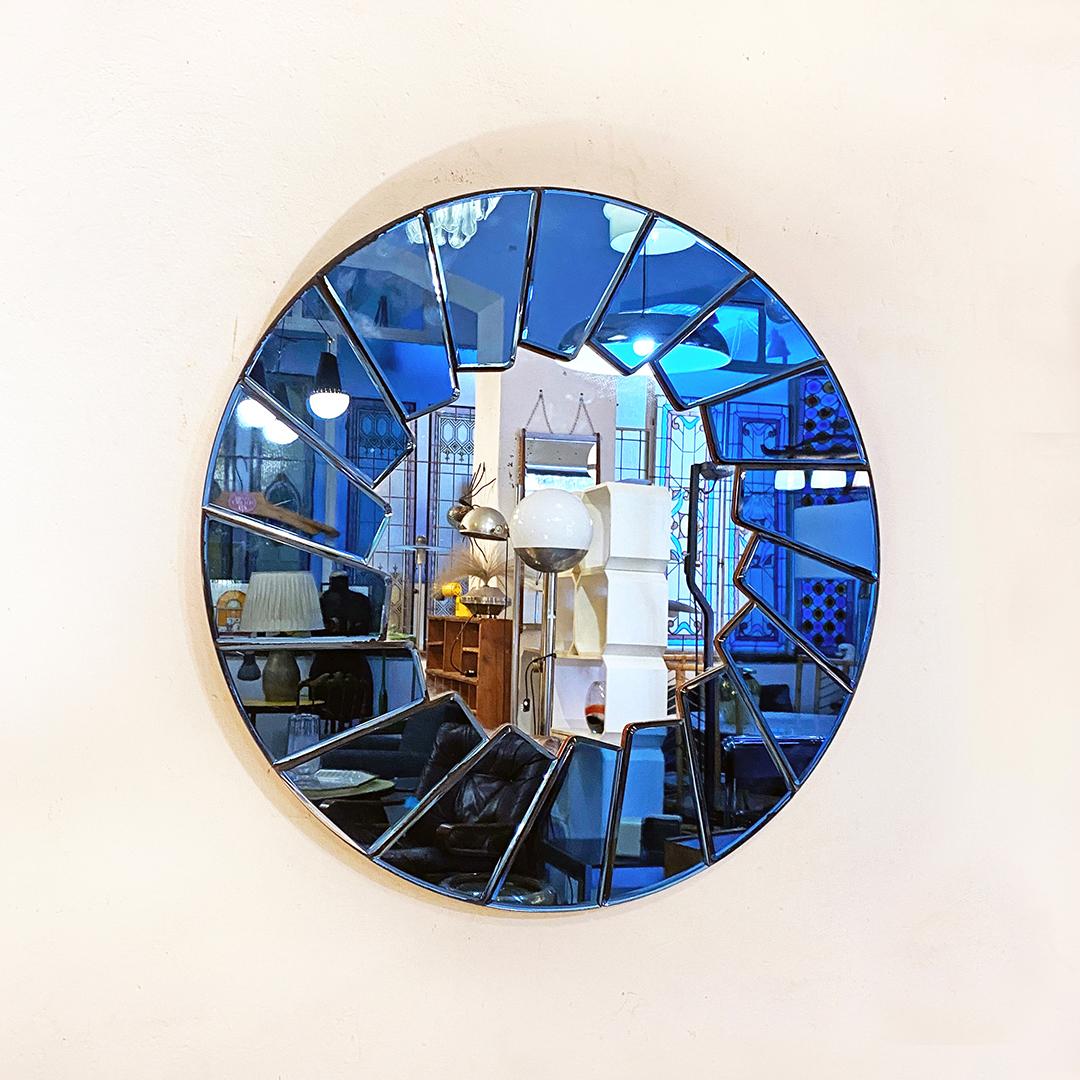 Italian Mid-Century Modern blue round mirror with glass frame, 1960s
Blue round mirror with concentric wedges frame in mirrored blue glass.

Excellent condition, in patina.

Measures 3 x 78 D cm.