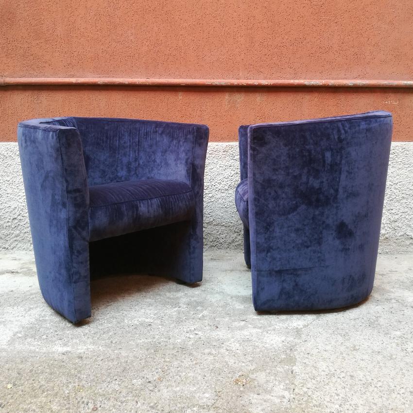 These pair of armchairs have the characteristic shape in a 