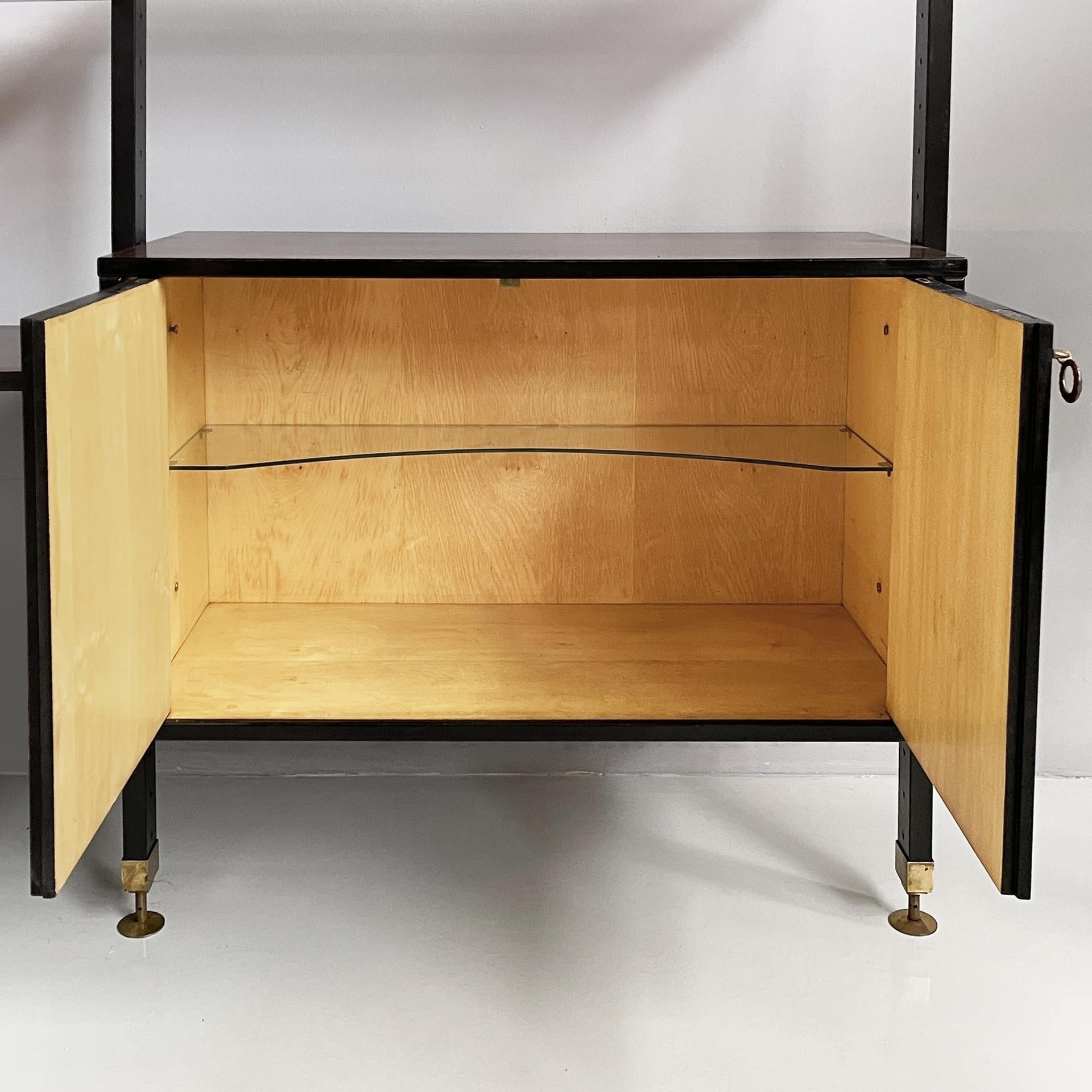 Italian mid-century modern bookcase in wood, brass and black metal, 1960s in vendita 4