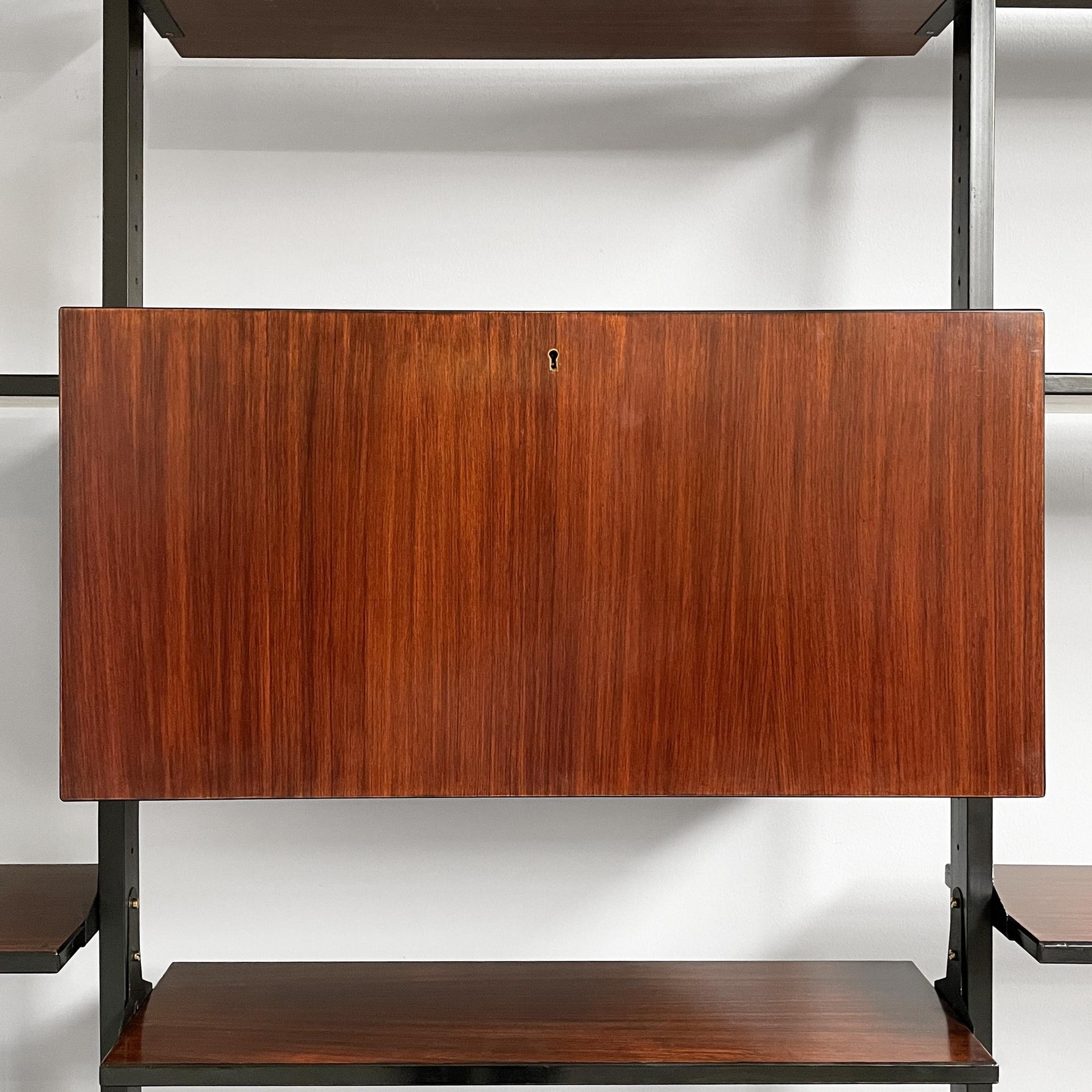 Italian mid-century modern bookcase in wood, brass and black metal, 1960s in vendita 5