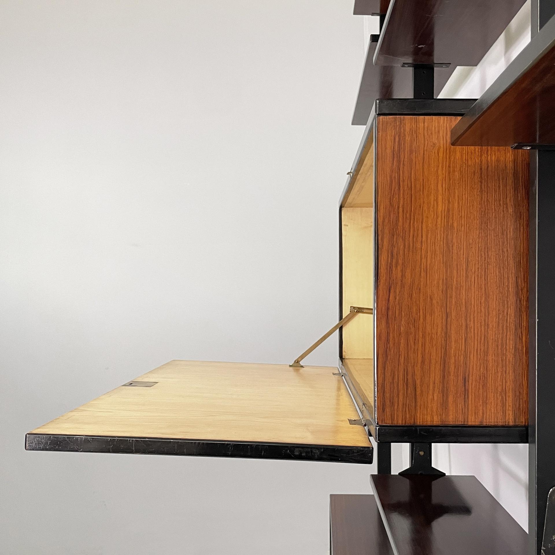 Italian mid-century modern bookcase in wood, brass and black metal, 1960s in vendita 7