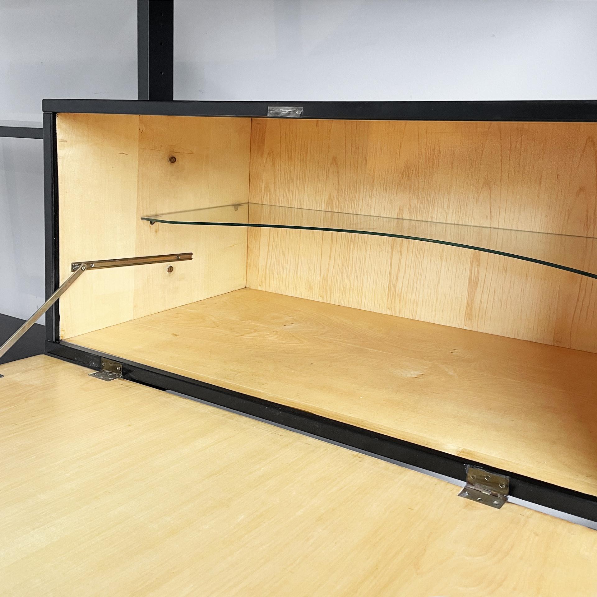 Italian mid-century modern bookcase in wood, brass and black metal, 1960s in vendita 9