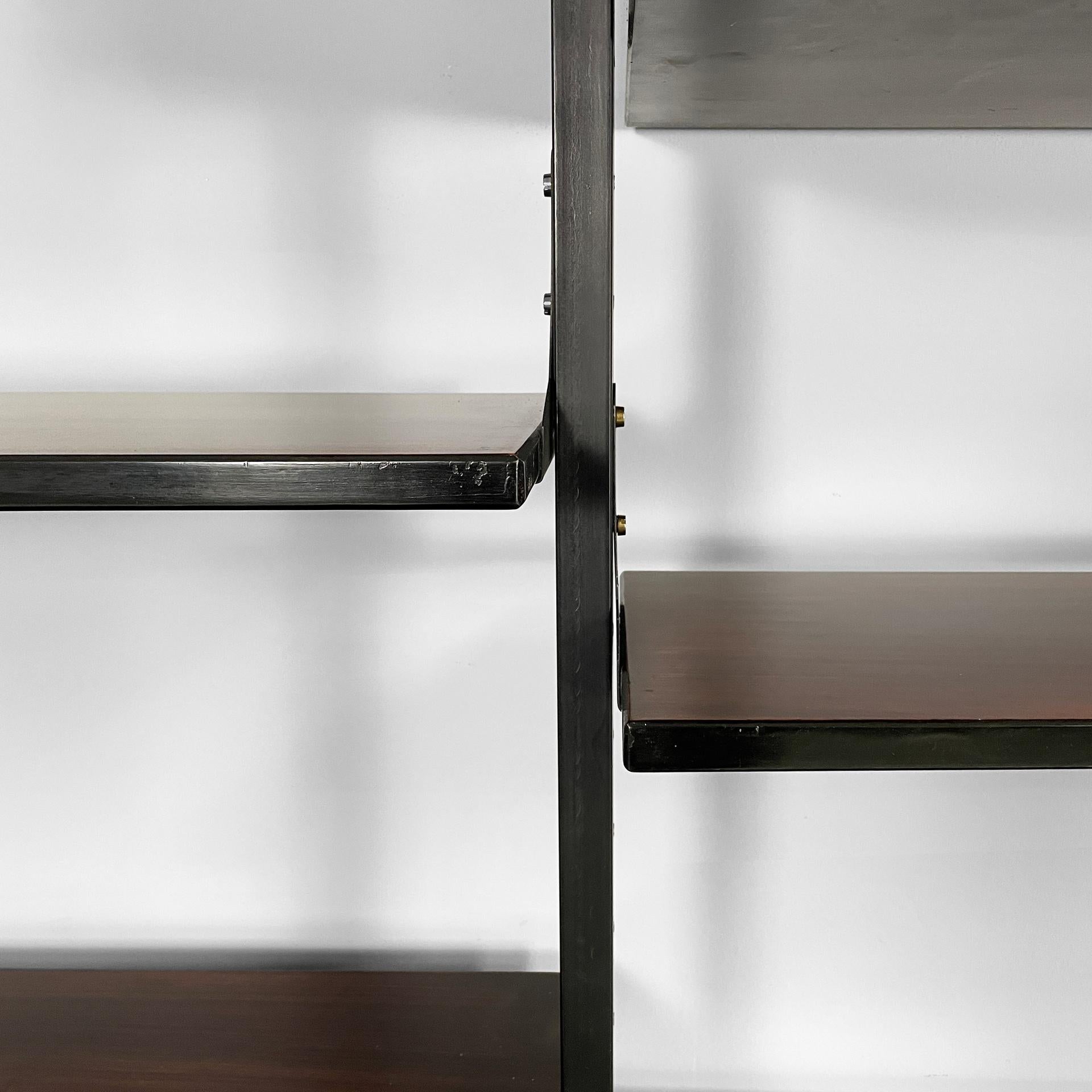 Italian mid-century modern bookcase in wood, brass and black metal, 1960s in vendita 10