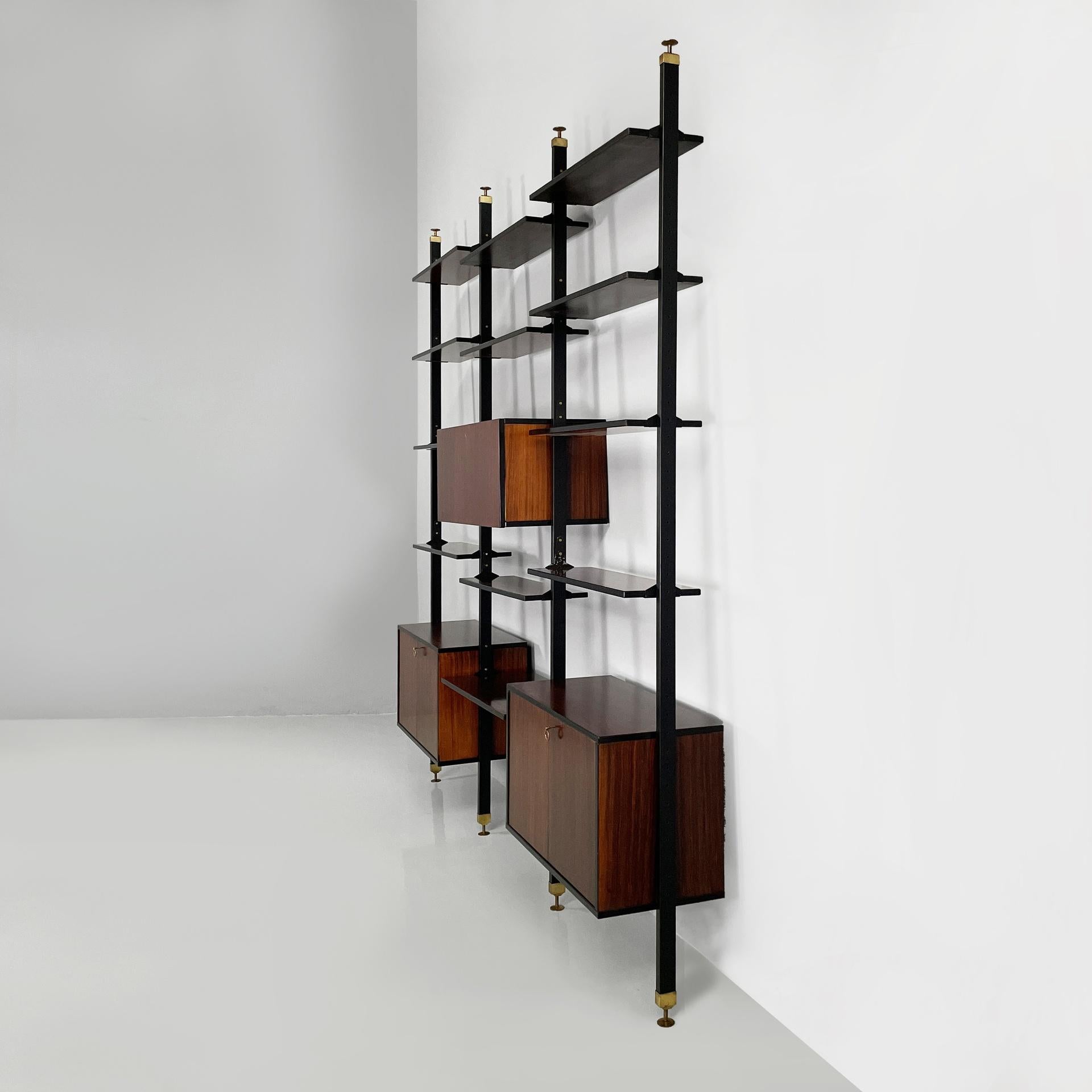Mid-Century moderno Italian mid-century modern bookcase in wood, brass and black metal, 1960s in vendita
