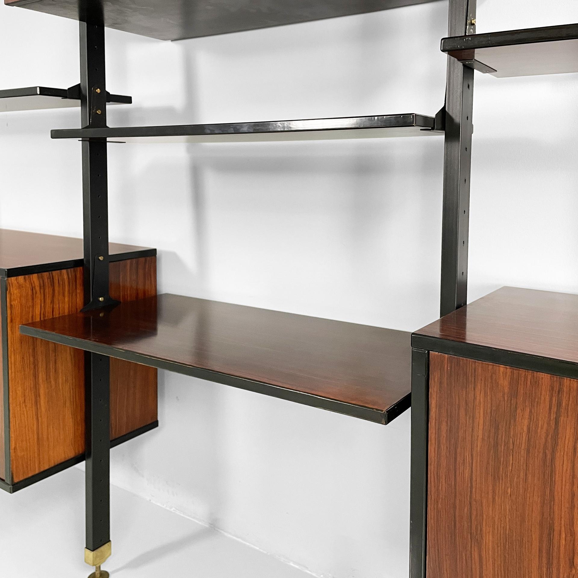 Italian mid-century modern bookcase in wood, brass and black metal, 1960s In condizioni buone in vendita a MIlano, IT