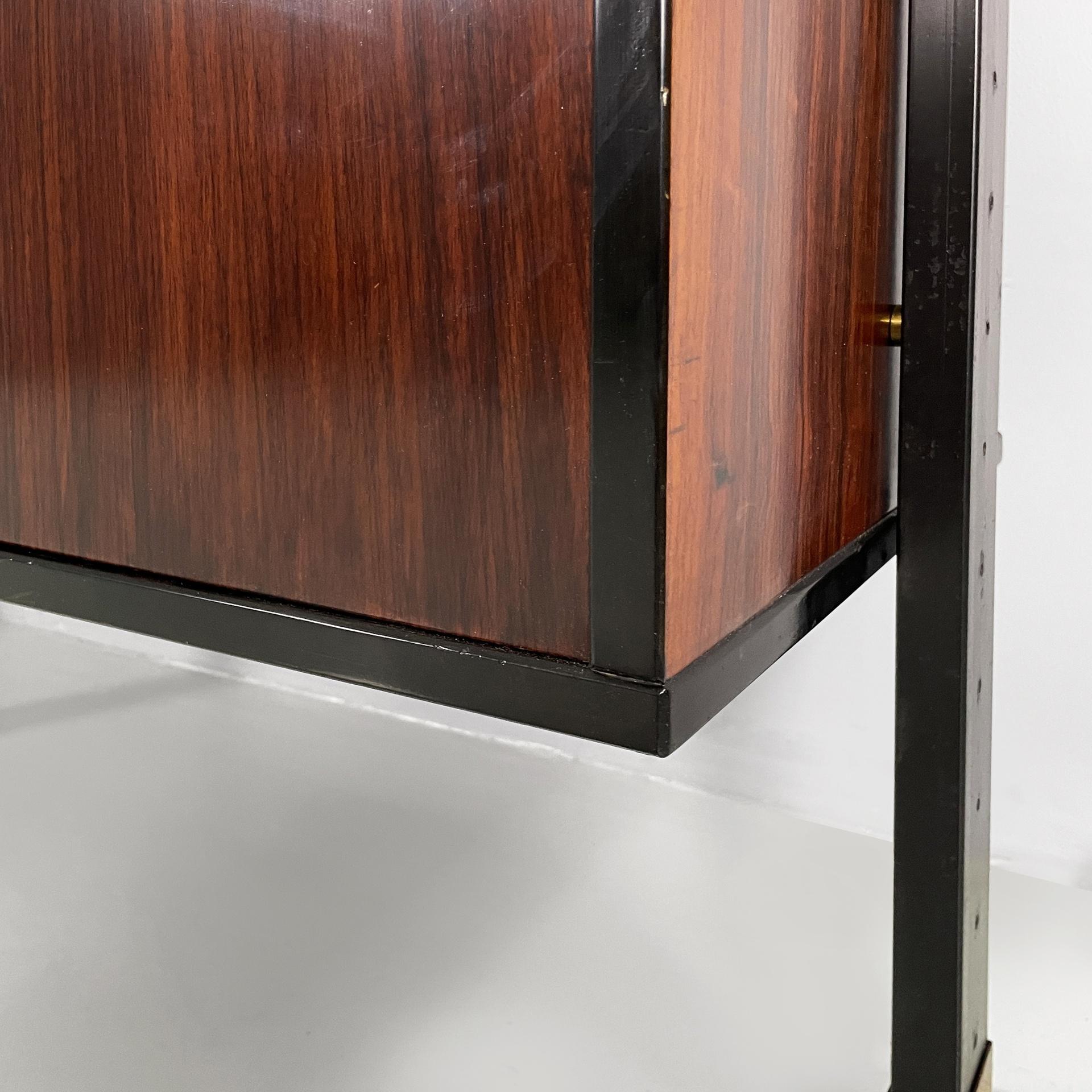 Italian mid-century modern bookcase in wood, brass and black metal, 1960s in vendita 2