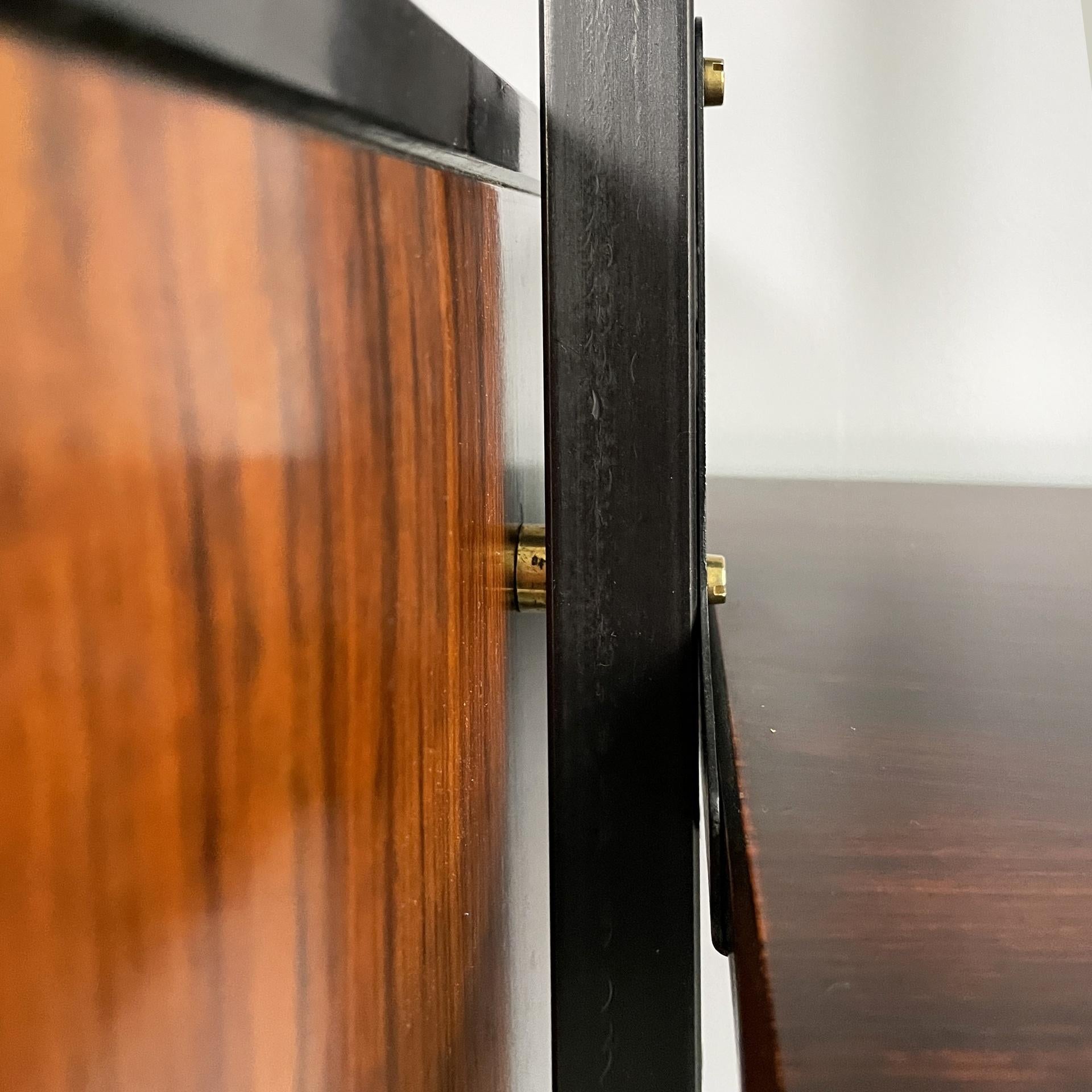 Italian mid-century modern bookcase in wood, brass and black metal, 1960s in vendita 3