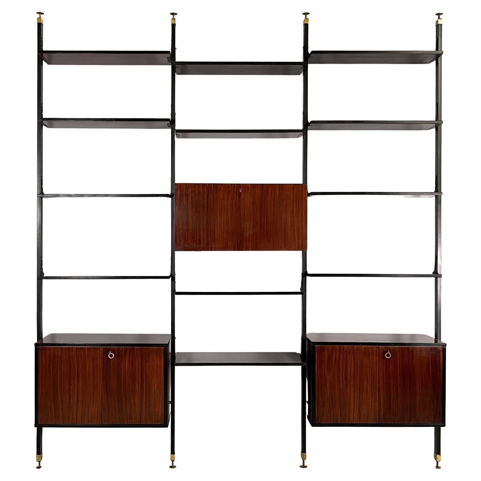 Italian mid-century modern bookcase in wood, brass and black metal, 1960s in vendita