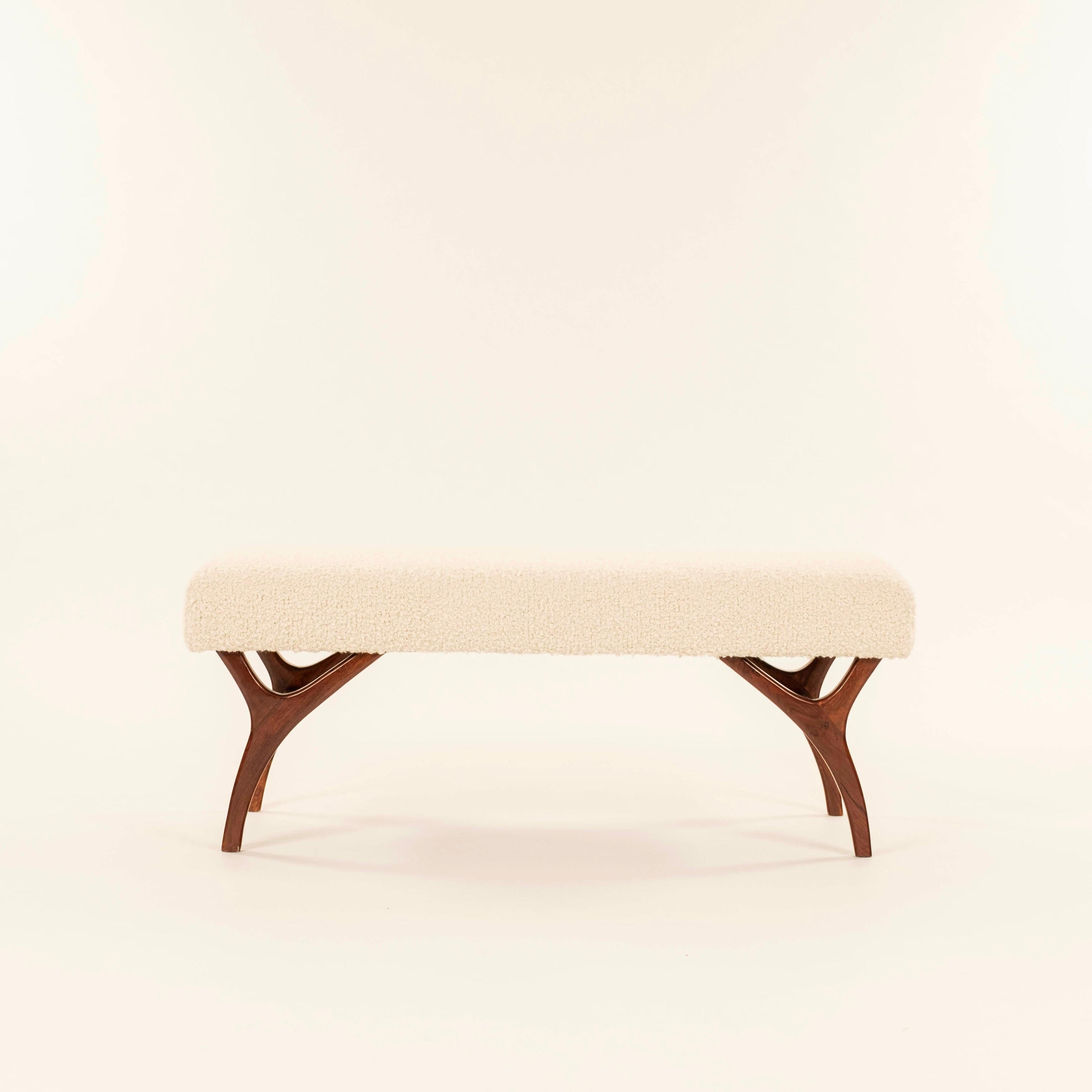 Banco bouclé italiano de mediados de siglo de los años 60, con patas de madera de formas orgánicas. Recién tapizada en Holland and Sherry bouclé nubby blanco crema.