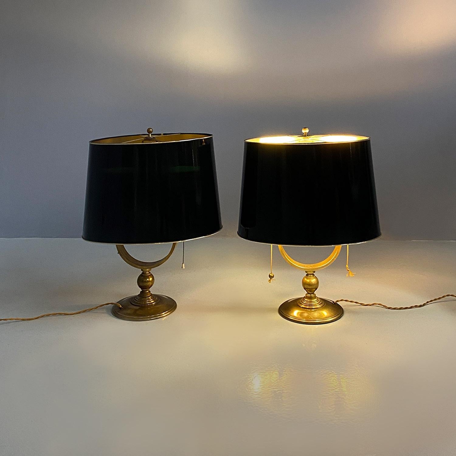 Italienisch Mitte des Jahrhunderts modernen Messing und schwarz glänzend Lampenschirm abat jours oder Tischlampen aus 1940er Jahren.
Paar sehr elegante und kostbare Abat-Jours oder Tischlampen mit Messingstruktur und elliptischem Lampenschirm, außen