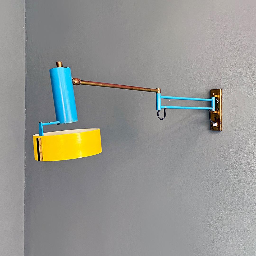 Italian mid century modern brass and colored metal adjustable arm lamp, 1950s In Good Condition For Sale In MIlano, IT