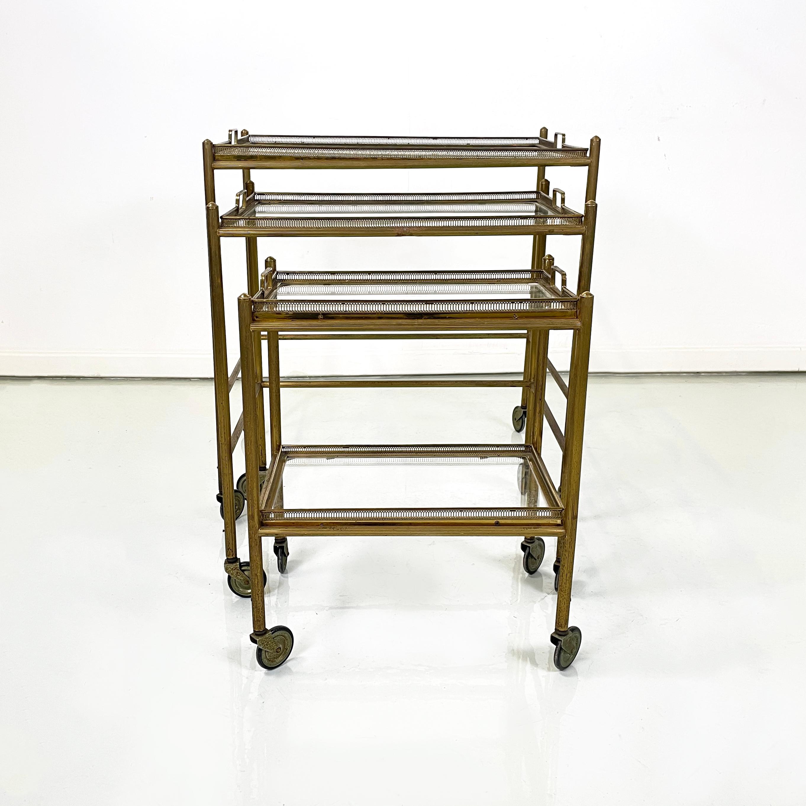 Italian mid-century modern Brass and glass carts with tray, 1960s In Good Condition For Sale In MIlano, IT