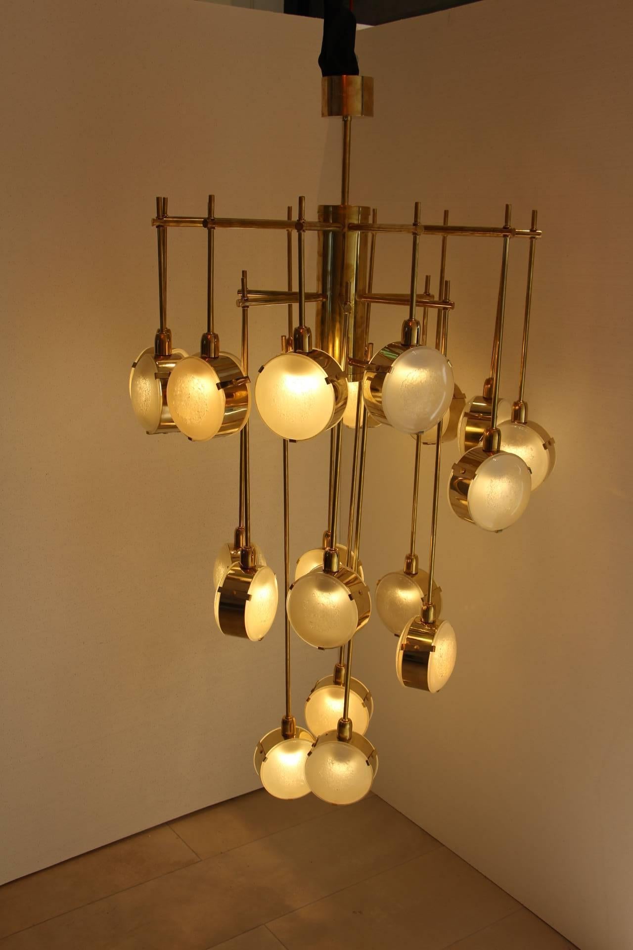 Italian Mid-Century Modern Brass and Glass Long Chandelier 4