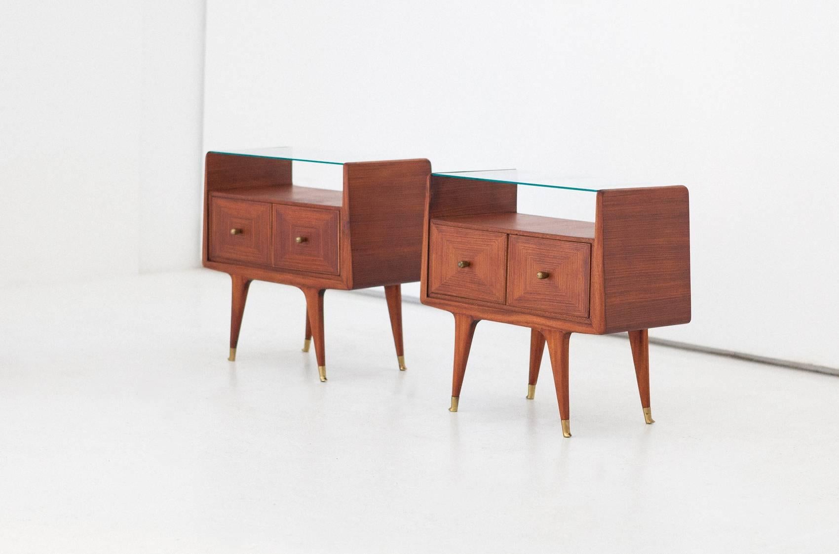 Pair of Italian modern bedside tables from 1950s
Mahogany wood with glass plane and brass handles and feet
Fully restored. Sanded and finished only with oil.