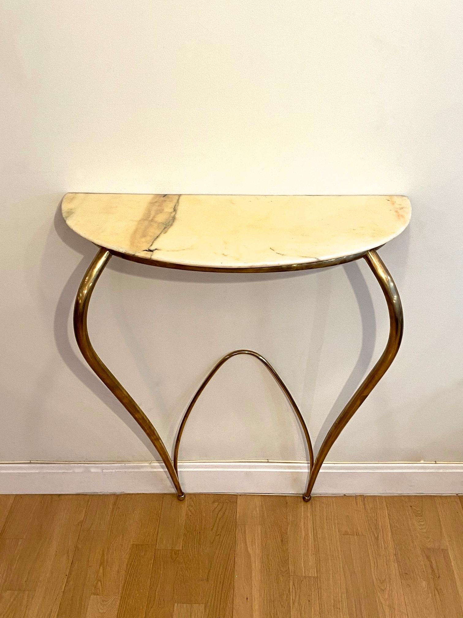 A beautiful Italian console edited in the 1940s. Brass frame and marble top.