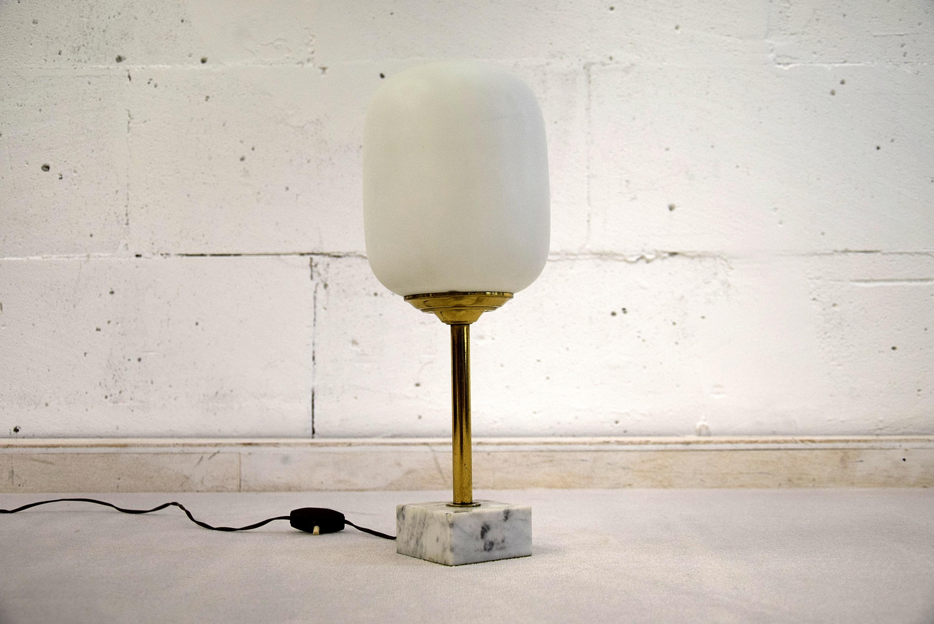Mid-Century Modern Lampe de table italienne en laiton et marbre de style The Moderns en vente