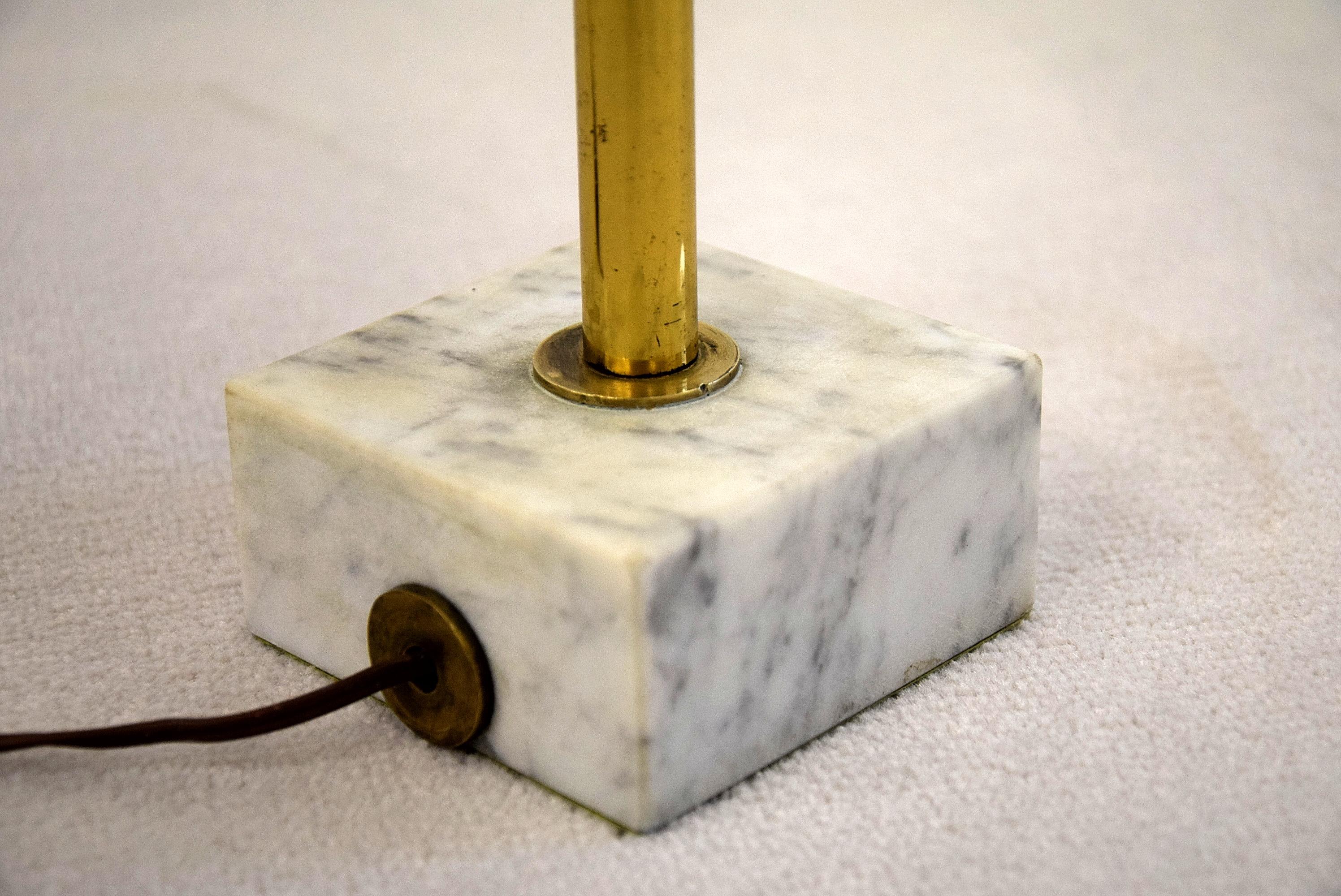 Italian Mid Century Modern Brass and Marble Table Lamp In Good Condition For Sale In Weesp, NL