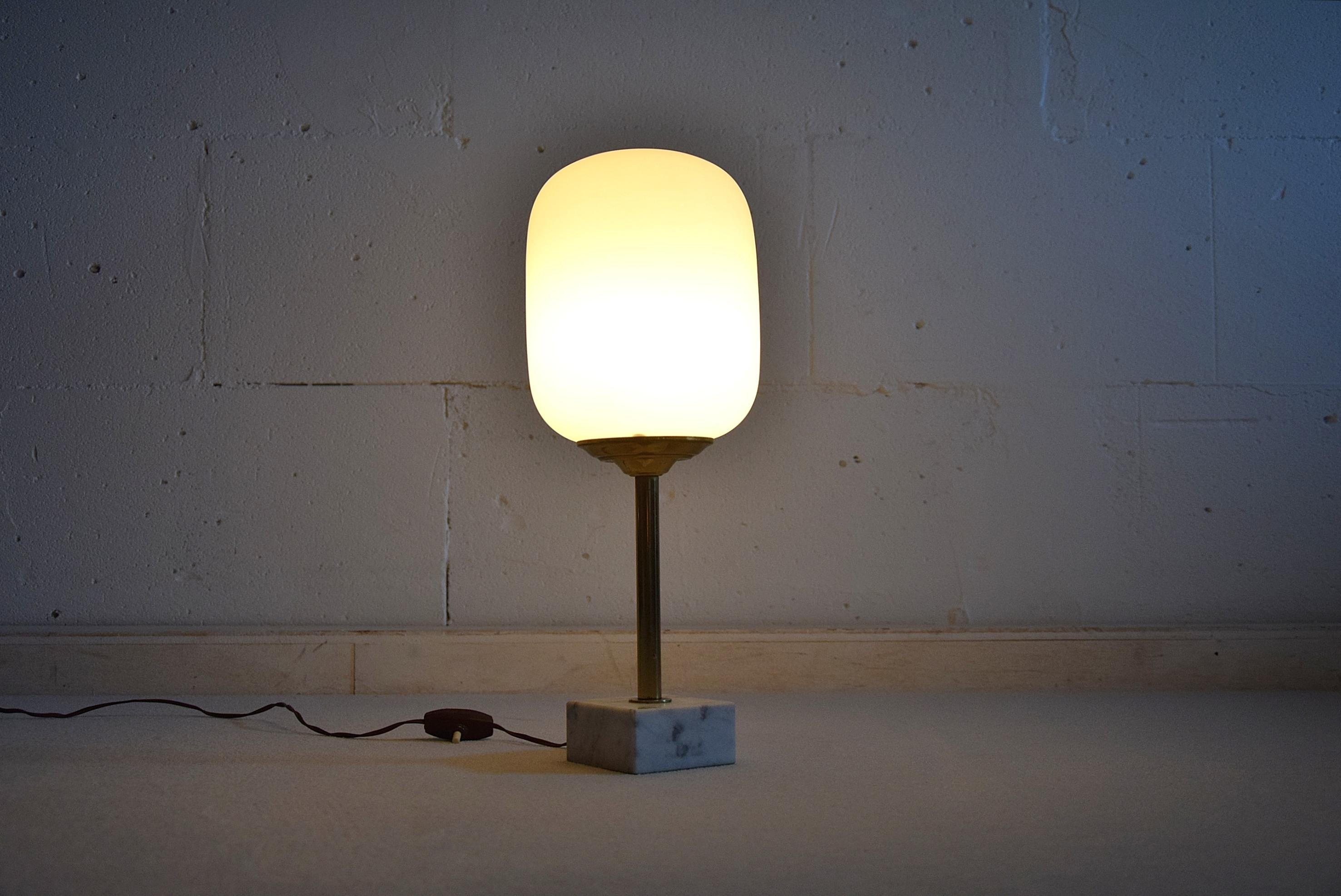 Milieu du XXe siècle Lampe de table italienne en laiton et marbre de style The Moderns en vente