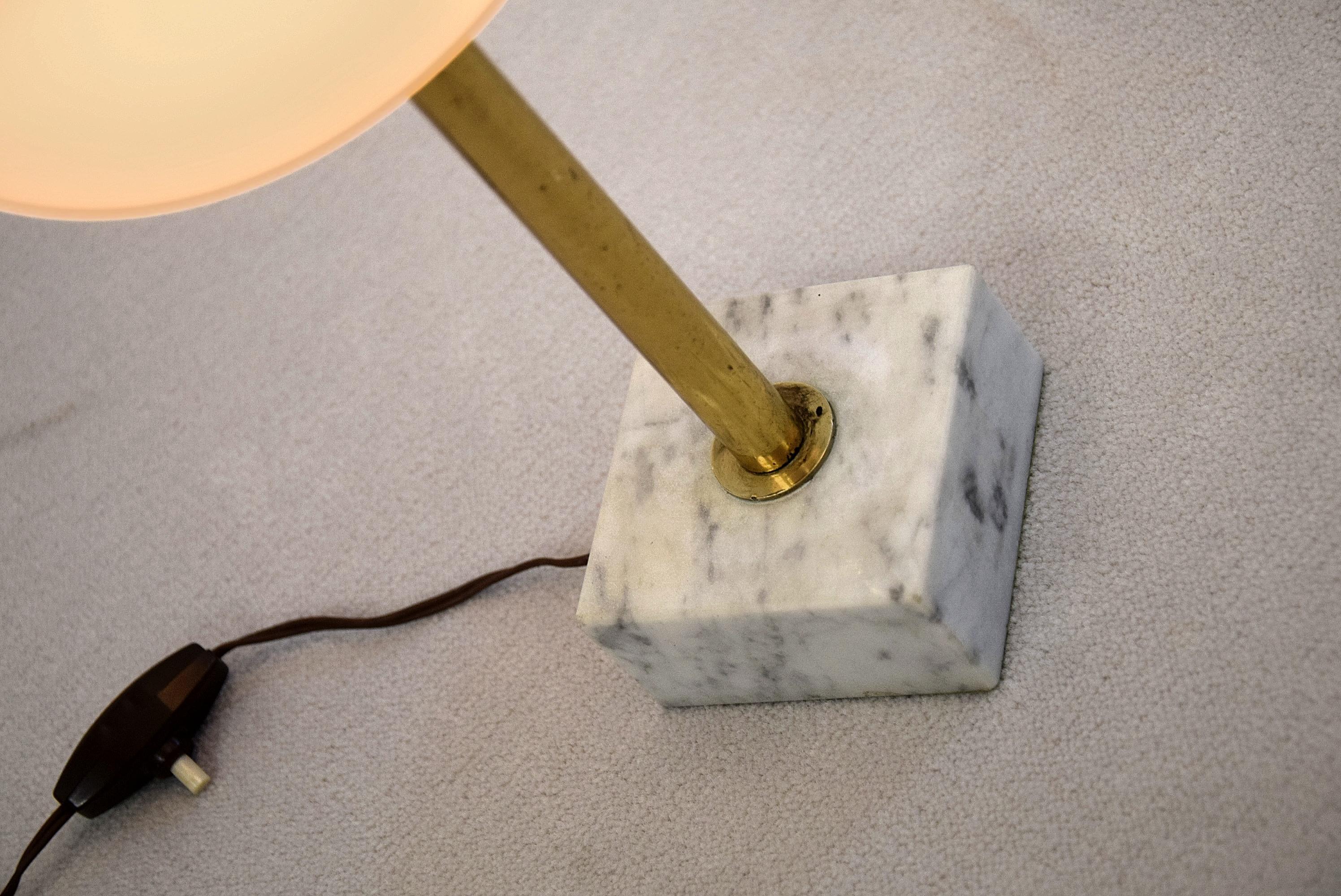 Italian Mid Century Modern Brass and Marble Table Lamp For Sale 1