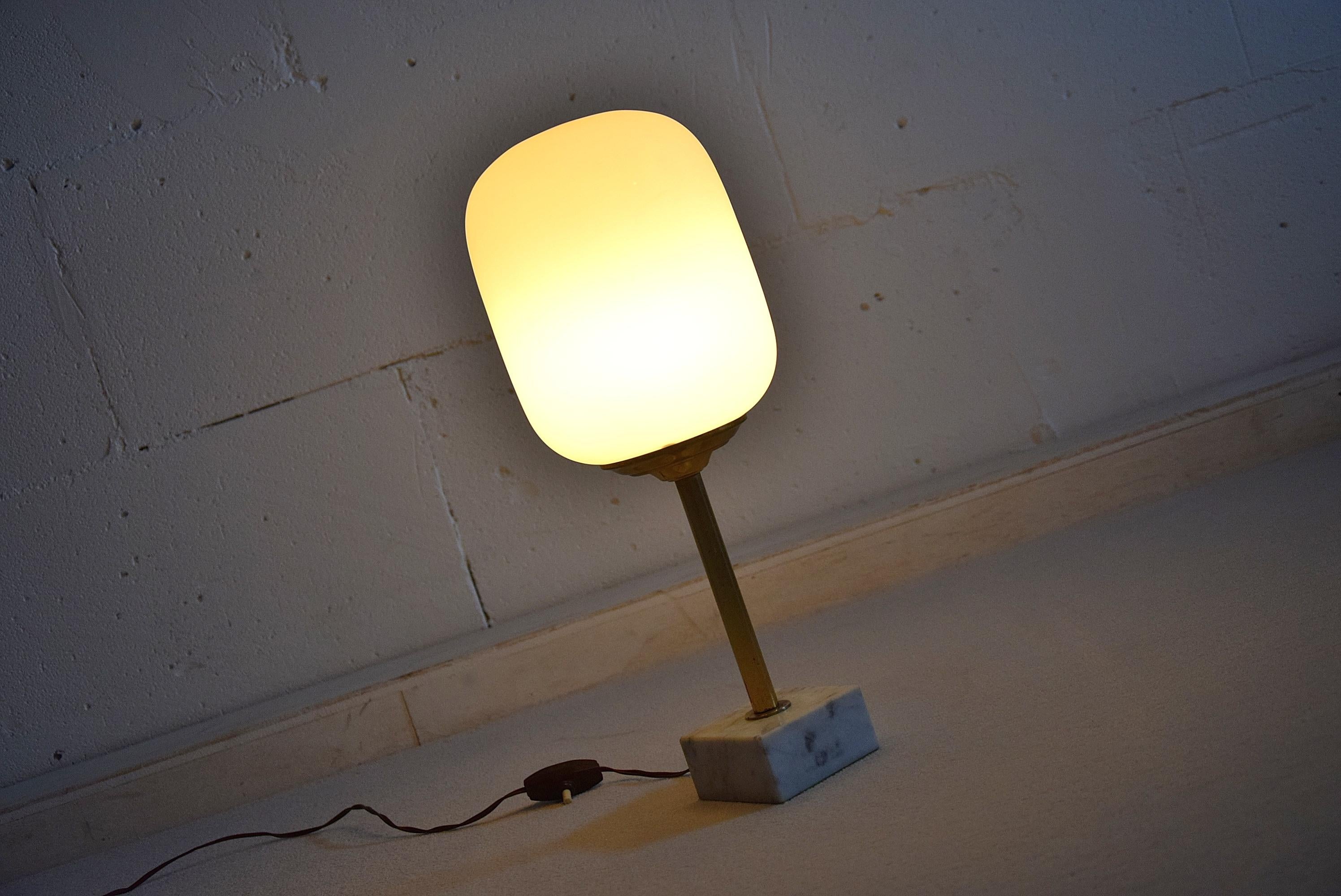 Italian Mid Century Modern Brass and Marble Table Lamp For Sale 4