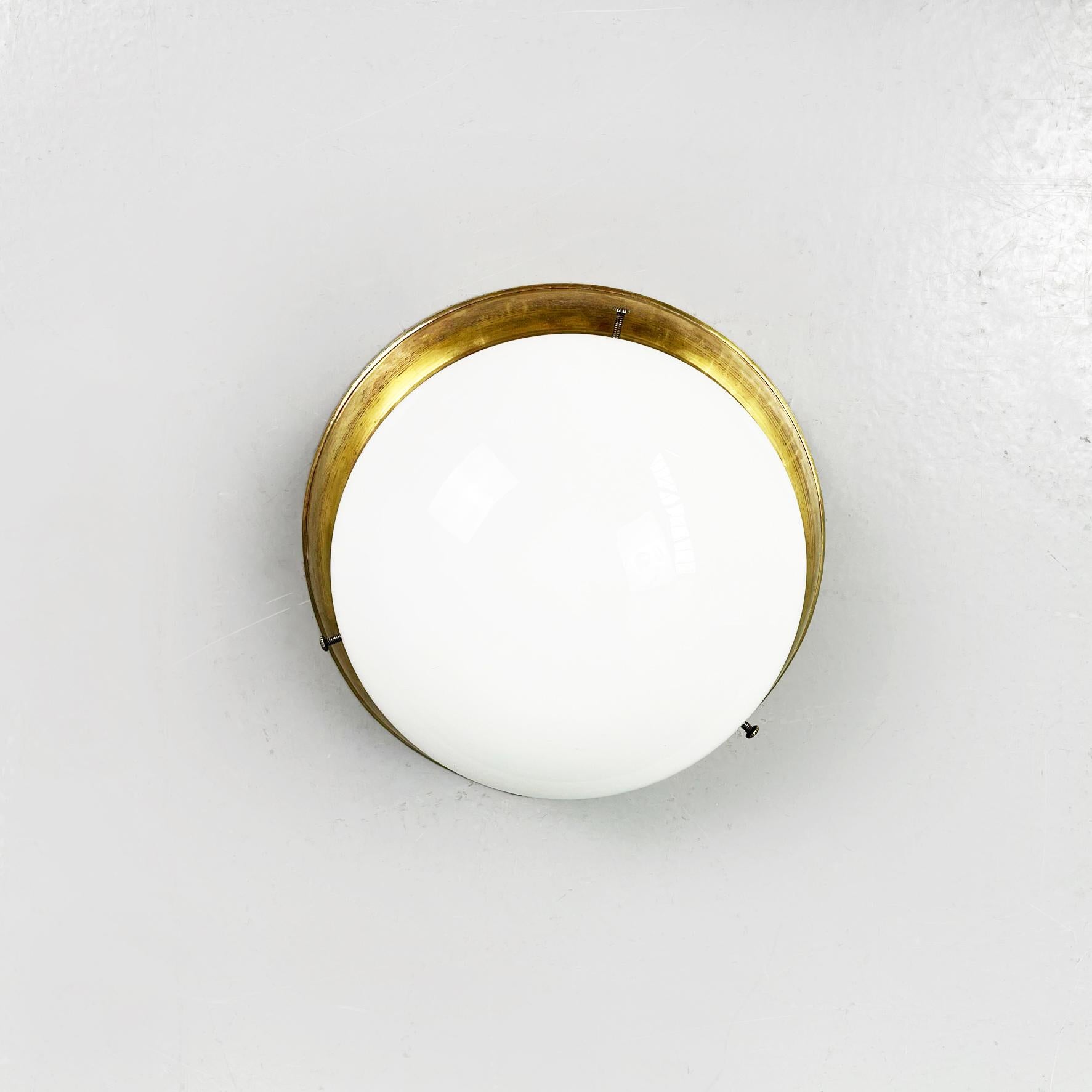 Italian mid-century modern Brass and opaline glass round wall lights, 1960s In Good Condition For Sale In MIlano, IT