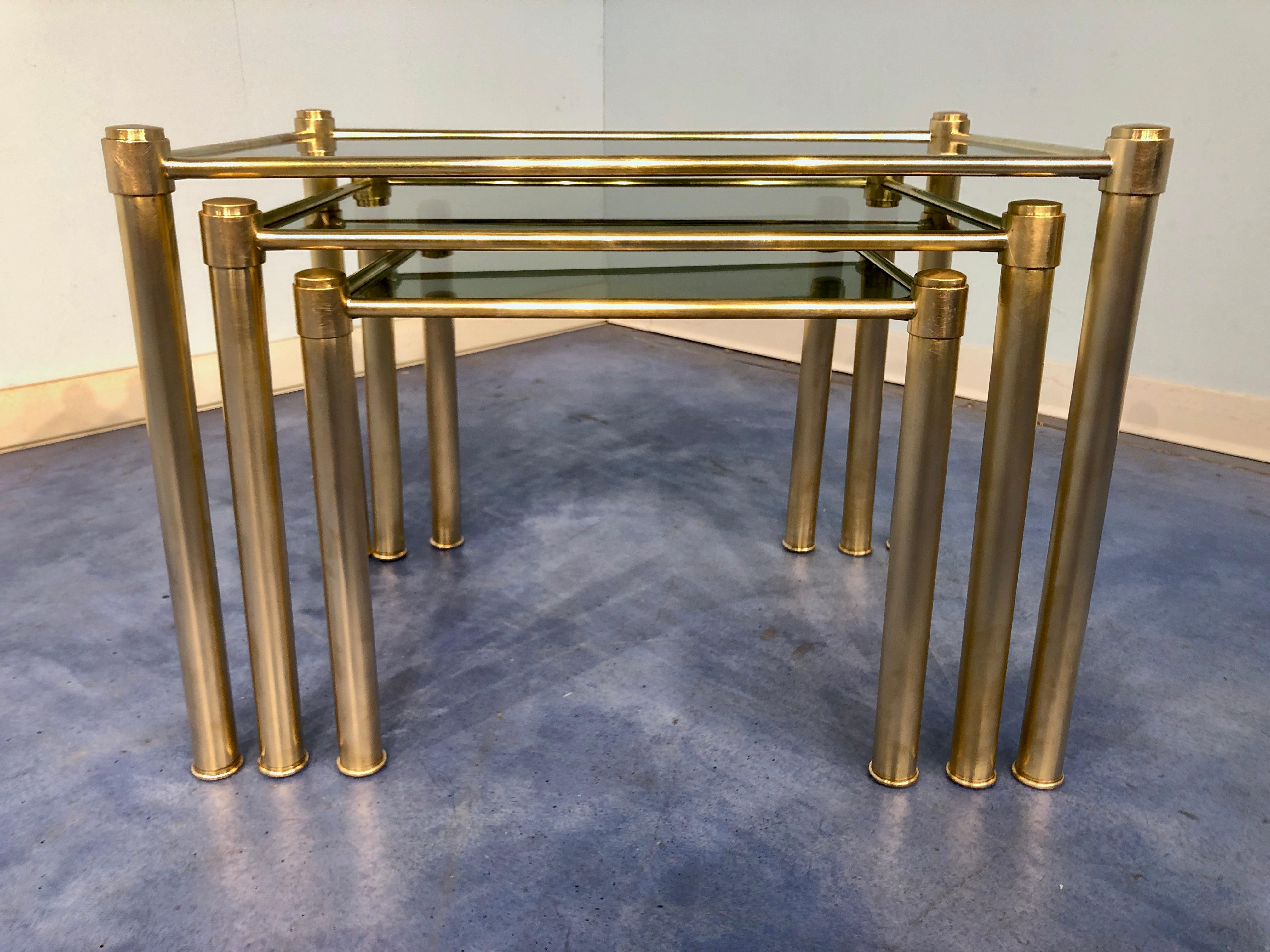 Italian Mid-Century Modern Brass and Smoked Glass Nesting Tables, 1970s In Good Condition For Sale In Traversetolo, IT