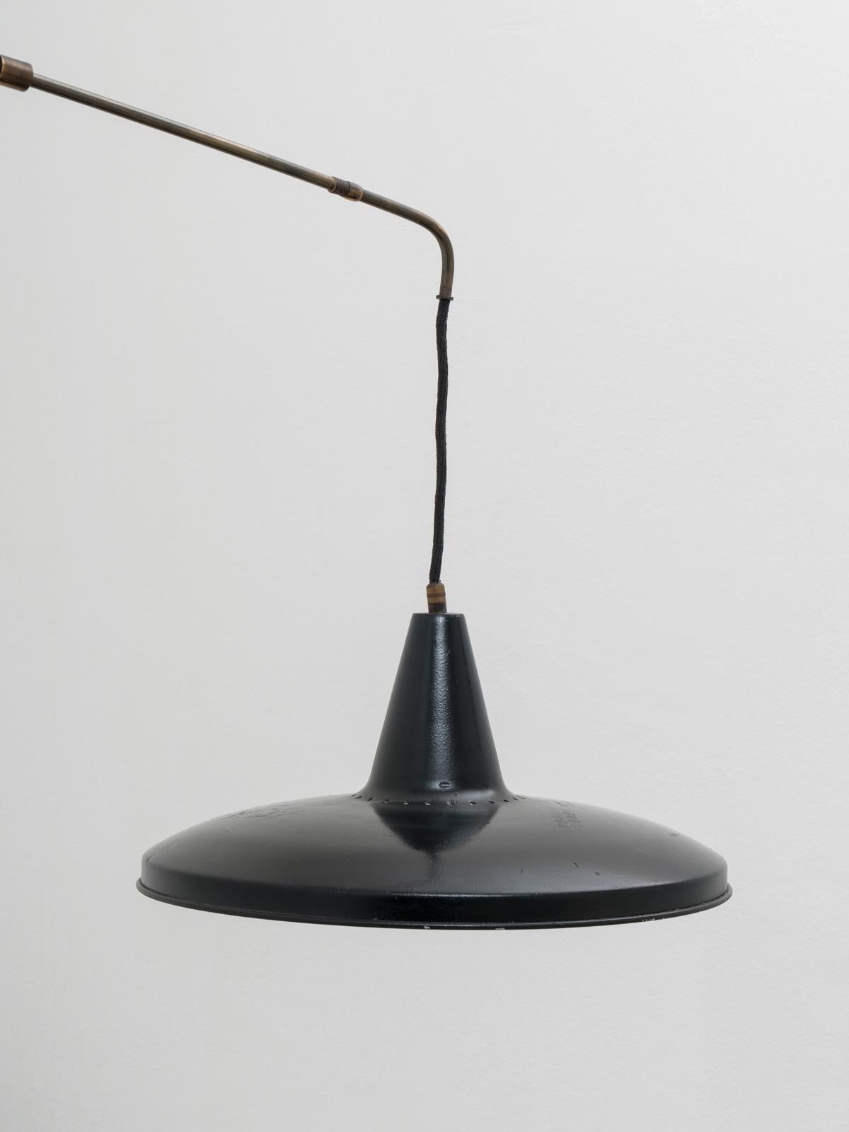 Italian Mid-Century Modern Brass Black Swiveling Telescopic Wall Lamp, 1950s In Good Condition For Sale In Milan, Italy