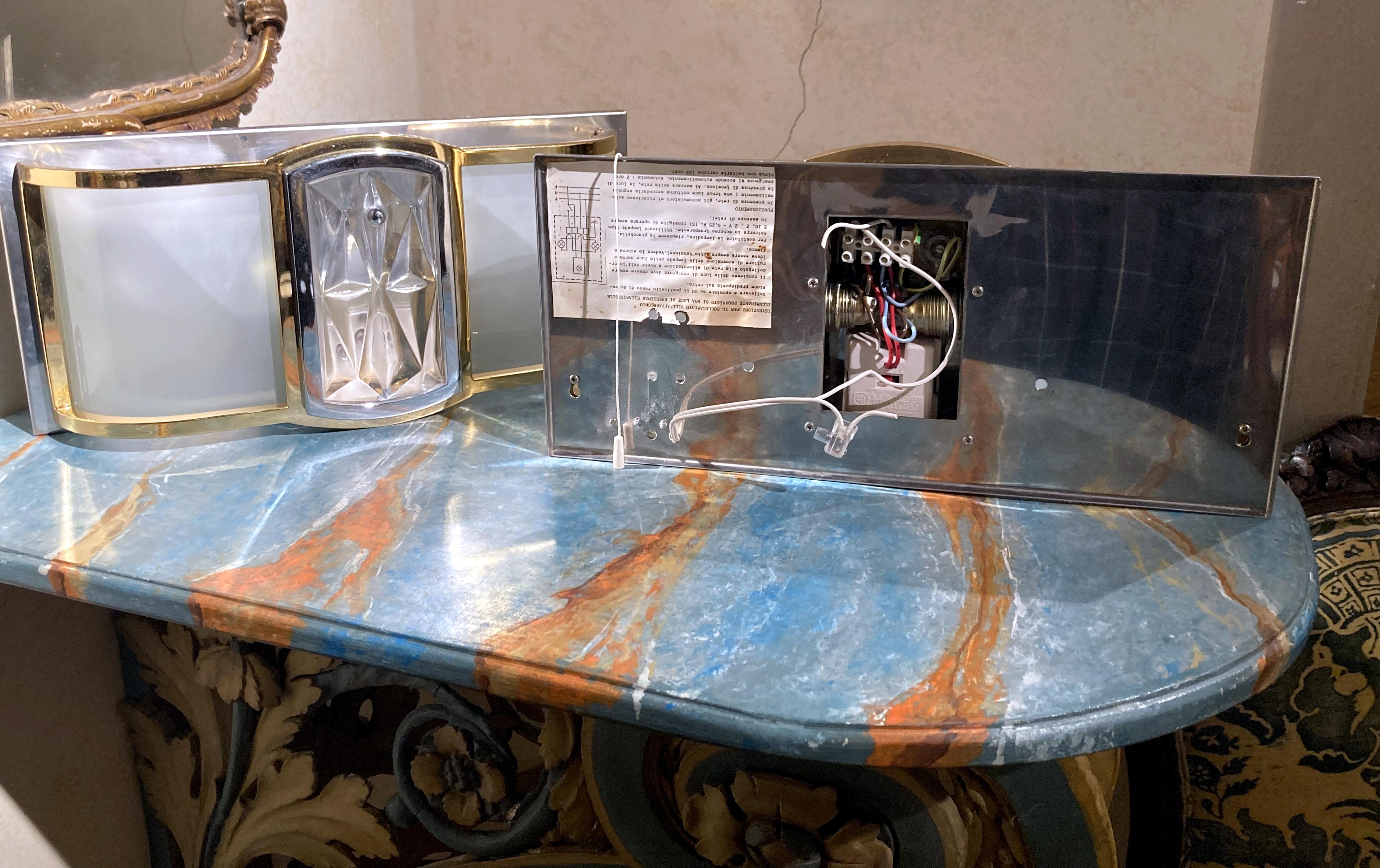 Italienische Mid-Century-Modern-Wandleuchter aus Messing, Chrom, mattiertem Glas im Angebot 3