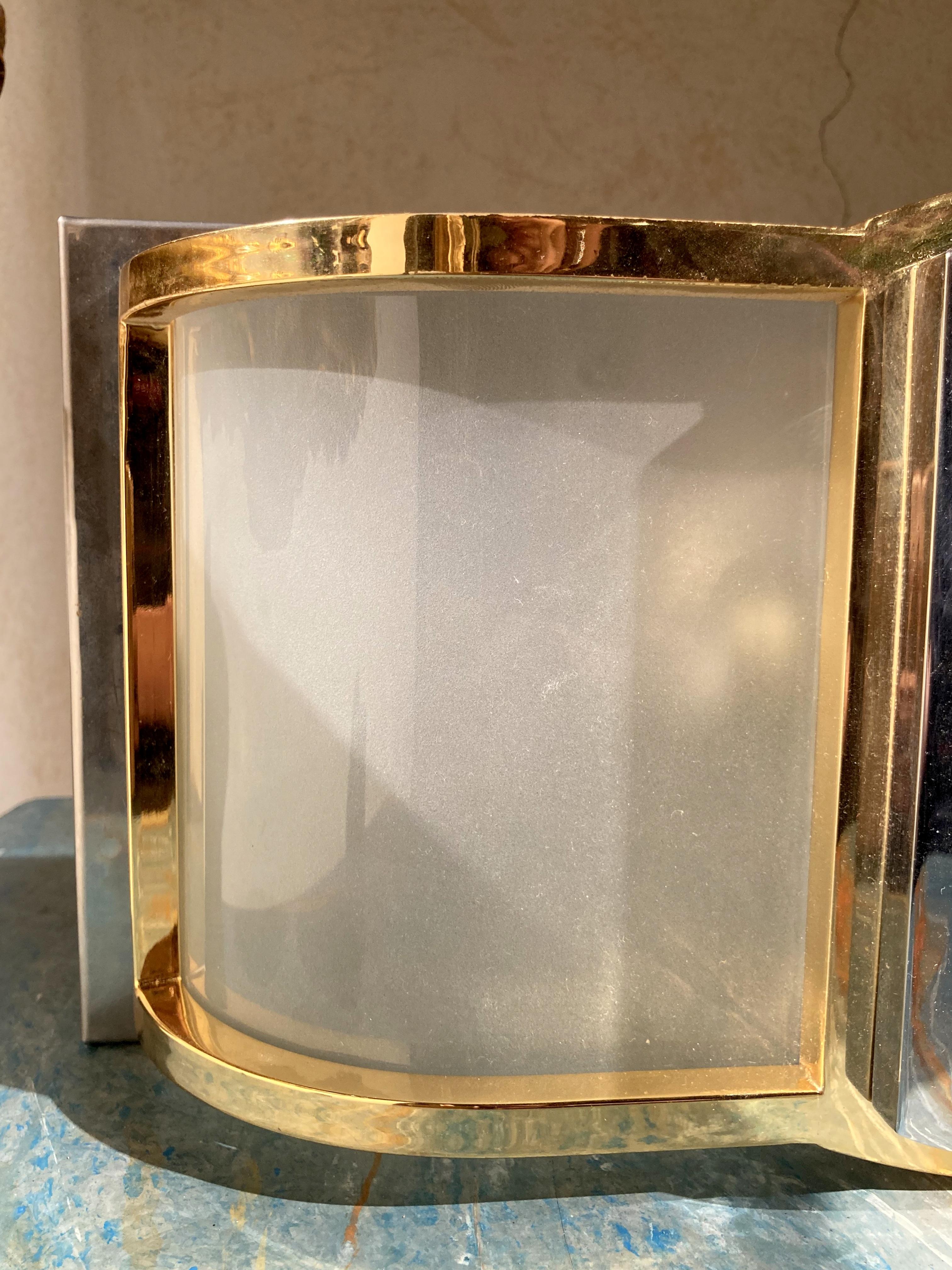 Italienische Mid-Century-Modern-Wandleuchter aus Messing, Chrom, mattiertem Glas (Vergoldet) im Angebot