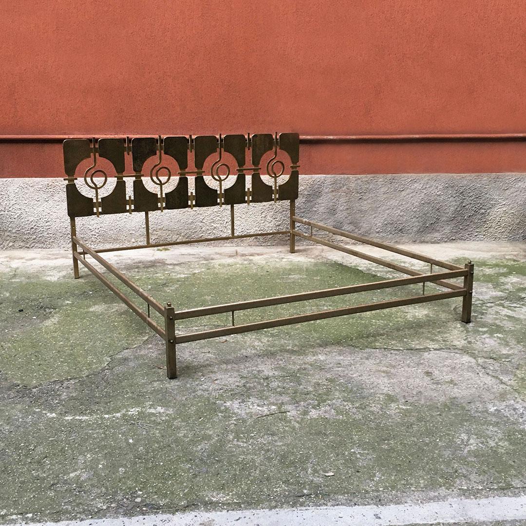 Italian Mid-Century Modern brass double bed with decorative headboard, 1960s
Double bed in brass, headboard with repeated decorative motif.
Drawing by Frigerio Di Desio, 1960s

Good condition.

Measurements 175 x 200 x 91 H cm.