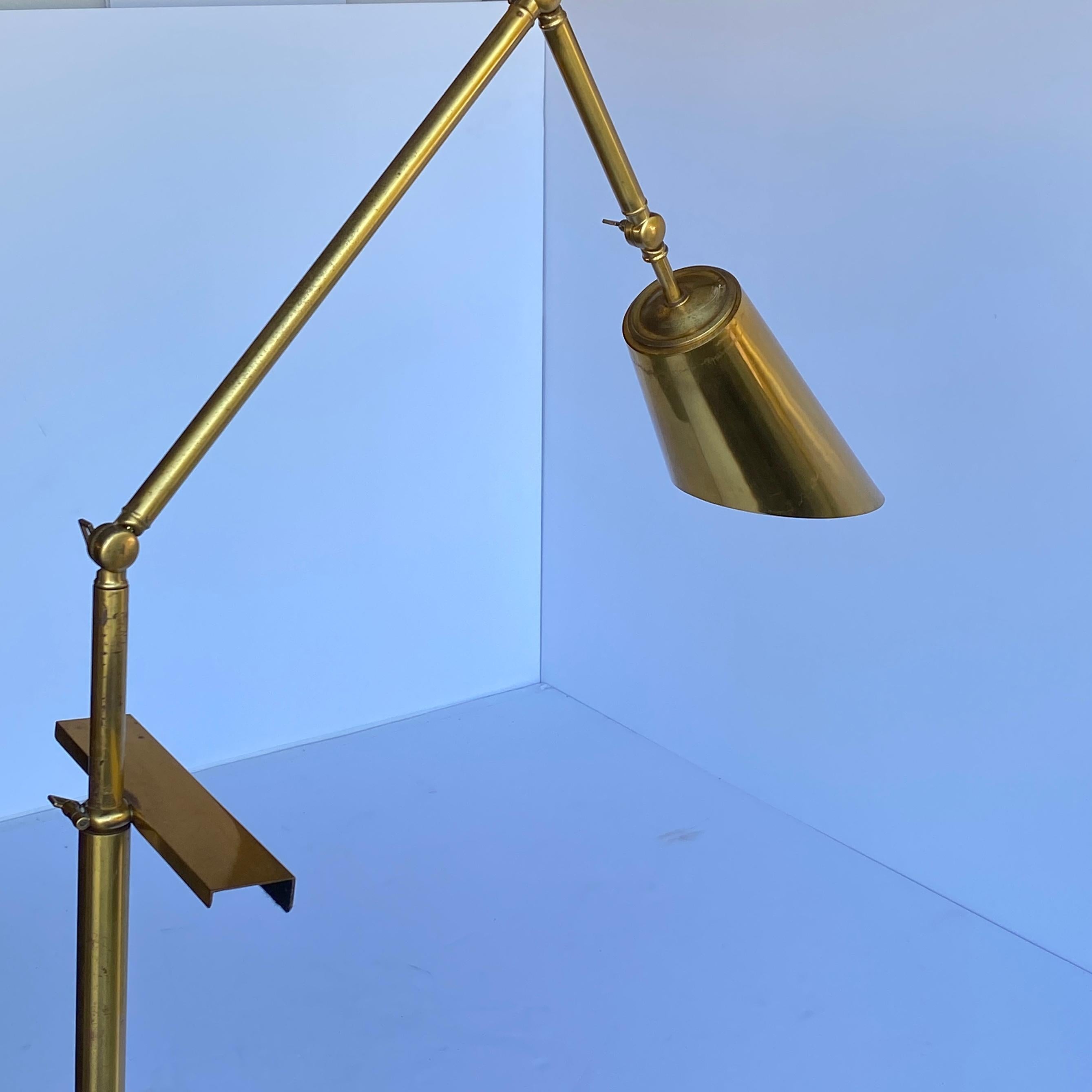 Italienische Mid-Century Modern Messing Staffelei Stehlampe und Malerei Stand mit Licht (Mitte des 20. Jahrhunderts) im Angebot