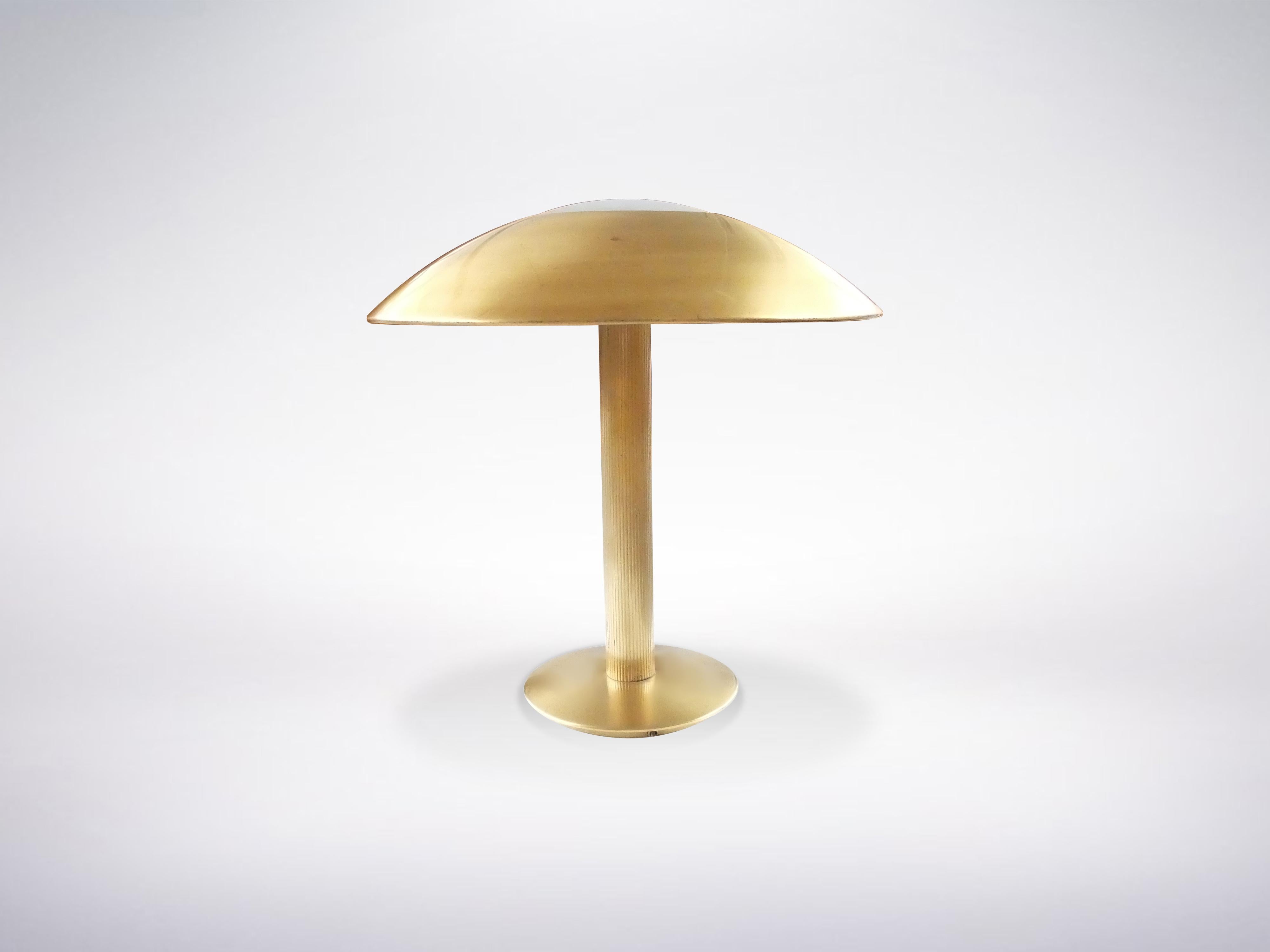 Italian Mid-Century turned Brass Dome le lamp, 1950s.

The central staff of the lamp, created from a ribbed metal surface emerges from a soft rotund lacquered metal base containing the original push button switch.

Placed on the central staff, is