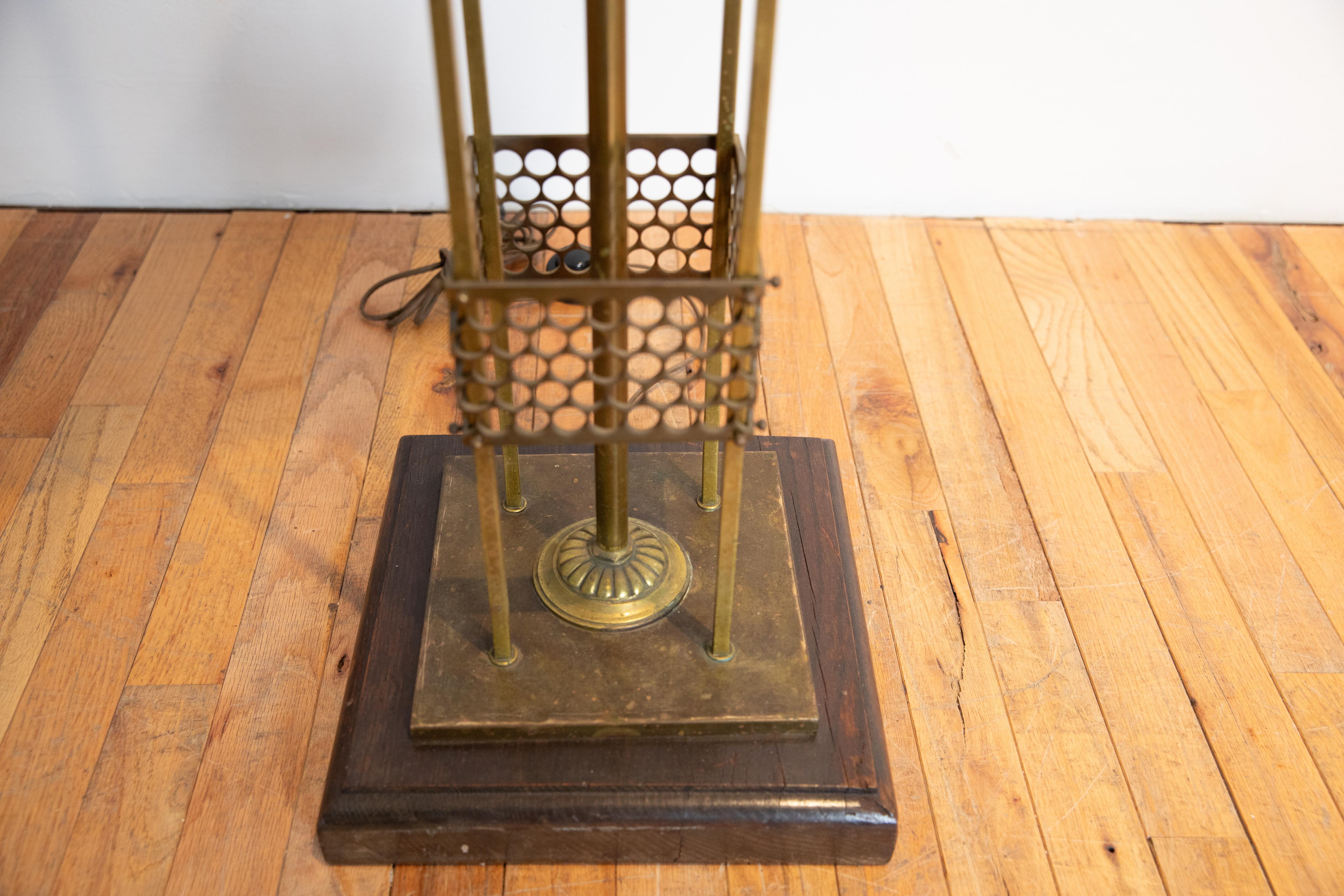 Lámpara de pie italiana de latón de mediados del siglo XX, ca. 1940 en venta 1