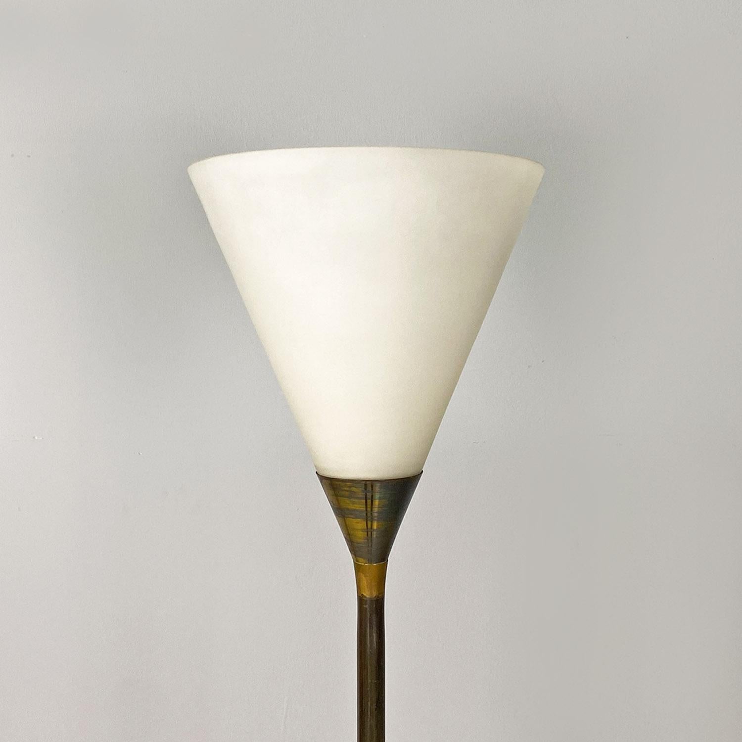 Italian mid century modern brass, glass and iron floor lamp, 1950s In Good Condition For Sale In MIlano, IT