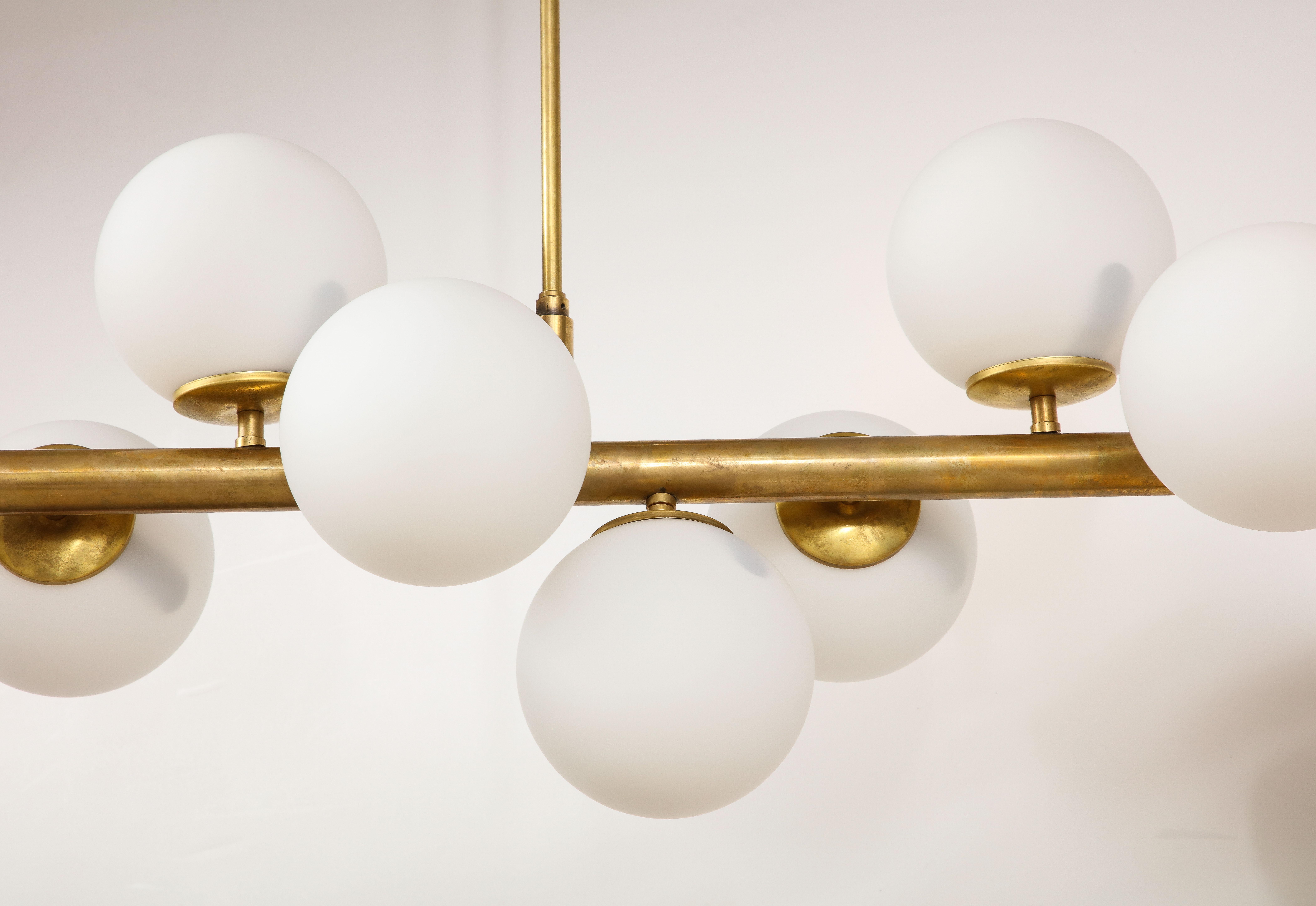 Lustre à douze globes horizontaux en laiton de la modernité italienne du milieu du siècle, vers 1960 en vente 1